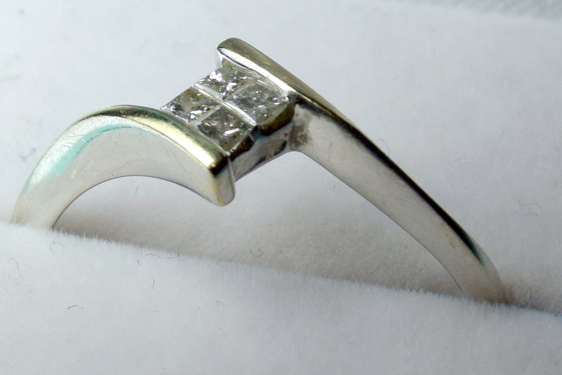 18ct White Gold 4 Stone Diamond Ring - Image 2 of 4