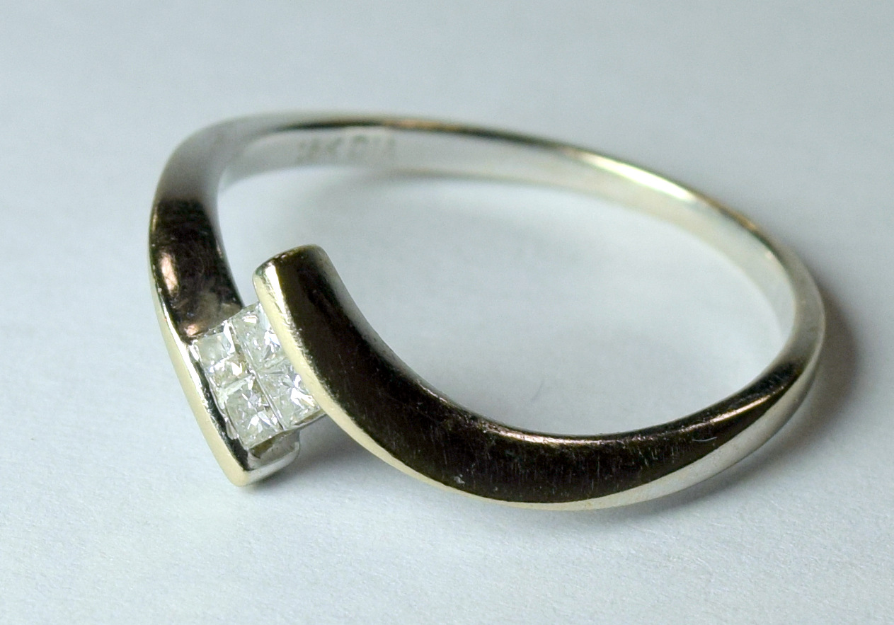 18ct White Gold 4 Stone Diamond Ring - Image 3 of 4