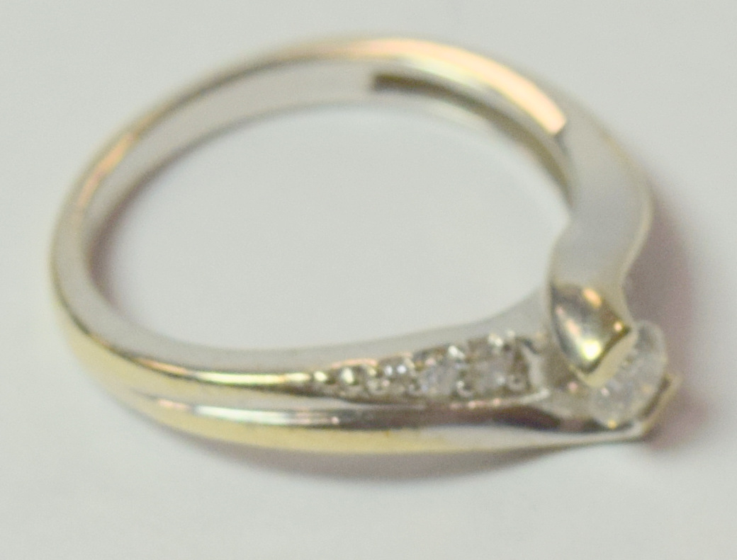 9ct gold Diamond Solitaire crossover ring with diamonds in shoulders - Image 5 of 6