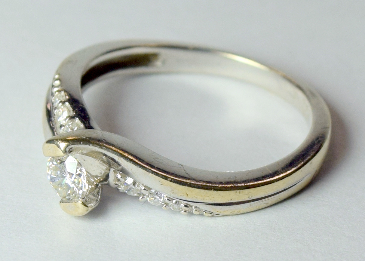 9ct gold Diamond Solitaire crossover ring with diamonds in shoulders - Image 4 of 6