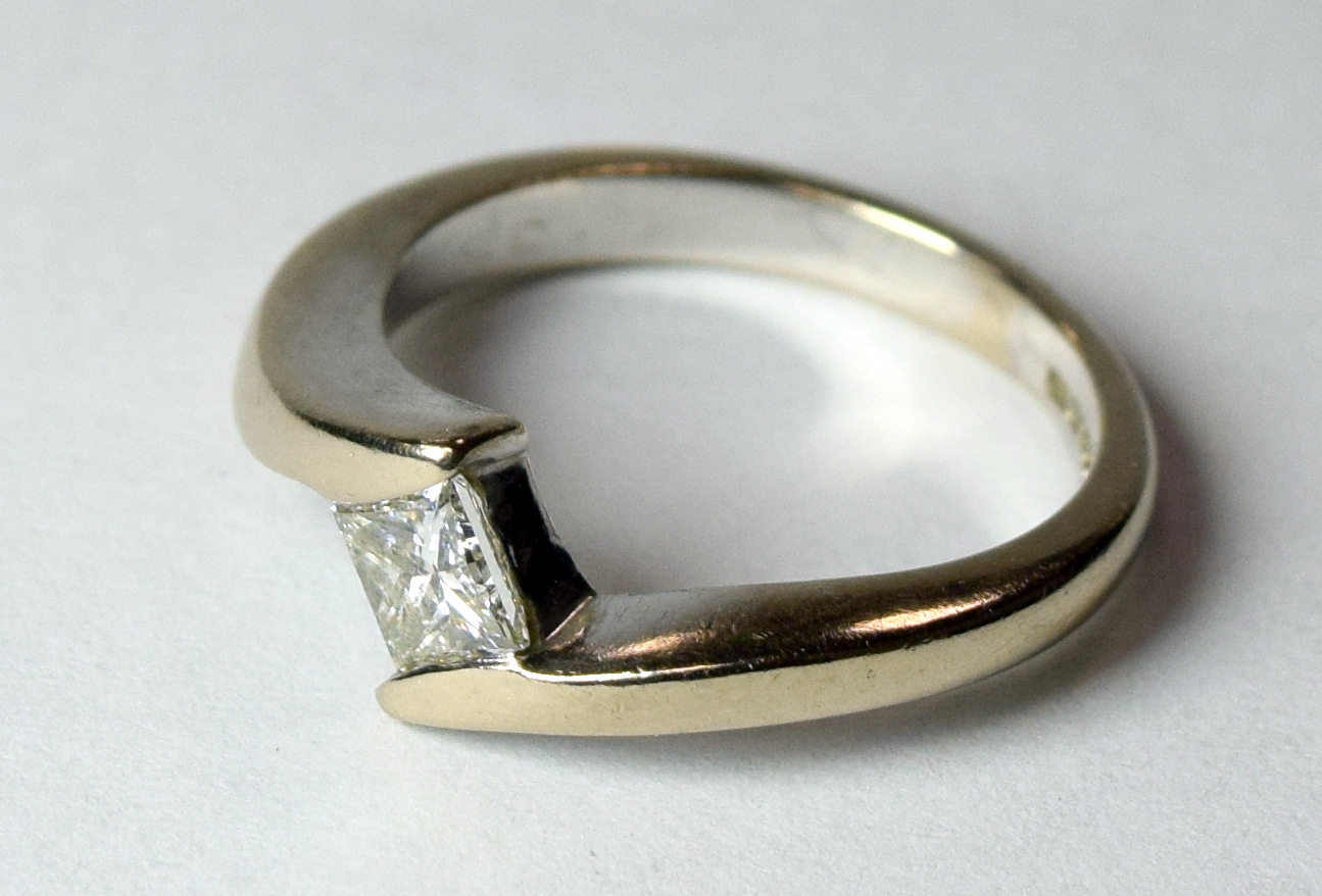 18ct Gold Diamond Solitaire Ring - Image 3 of 5