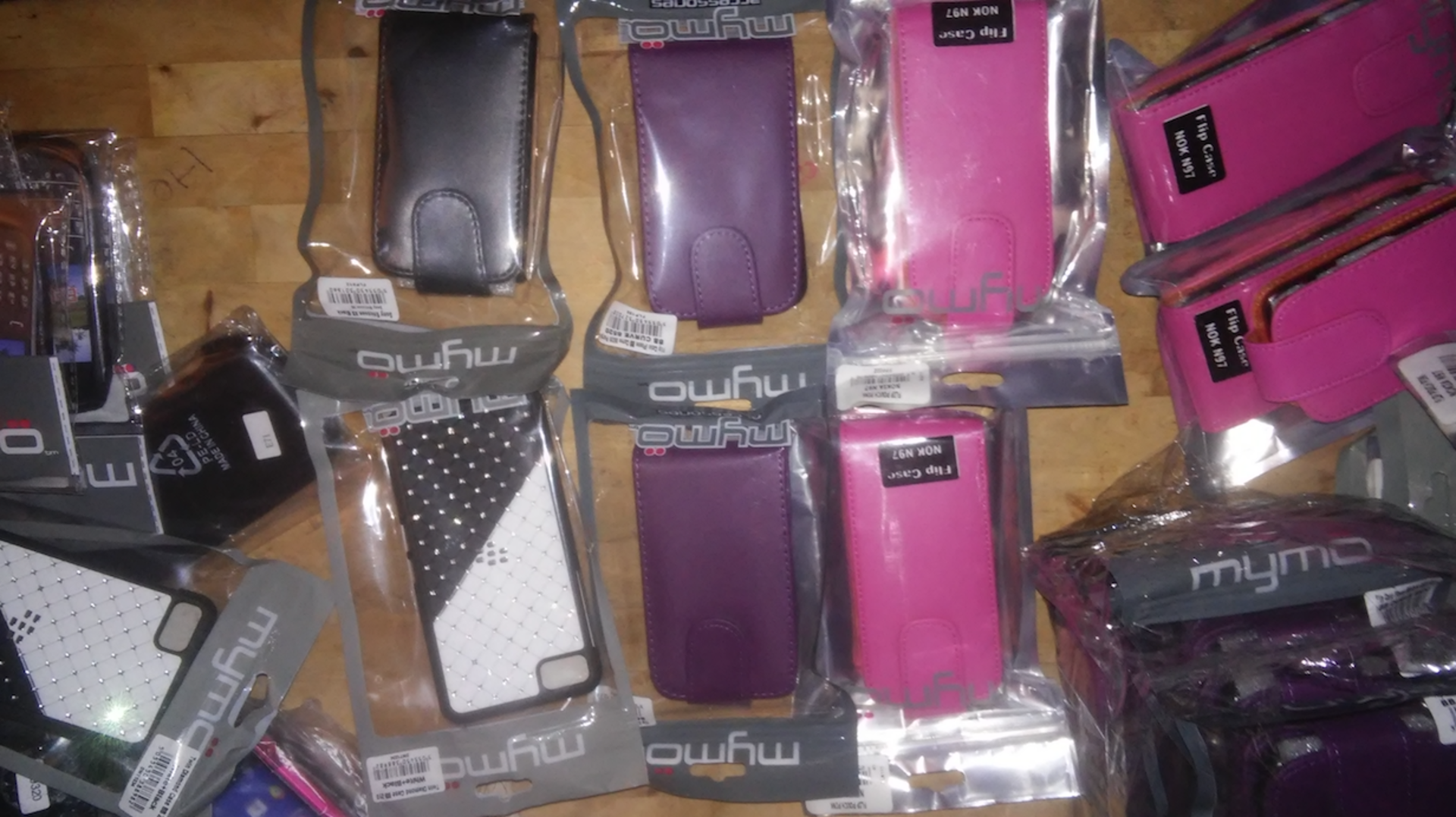 No Reserve: Large Quantity Of Phone and iPad Accessories, Including Cases, Sleeves and more - Bild 10 aus 10