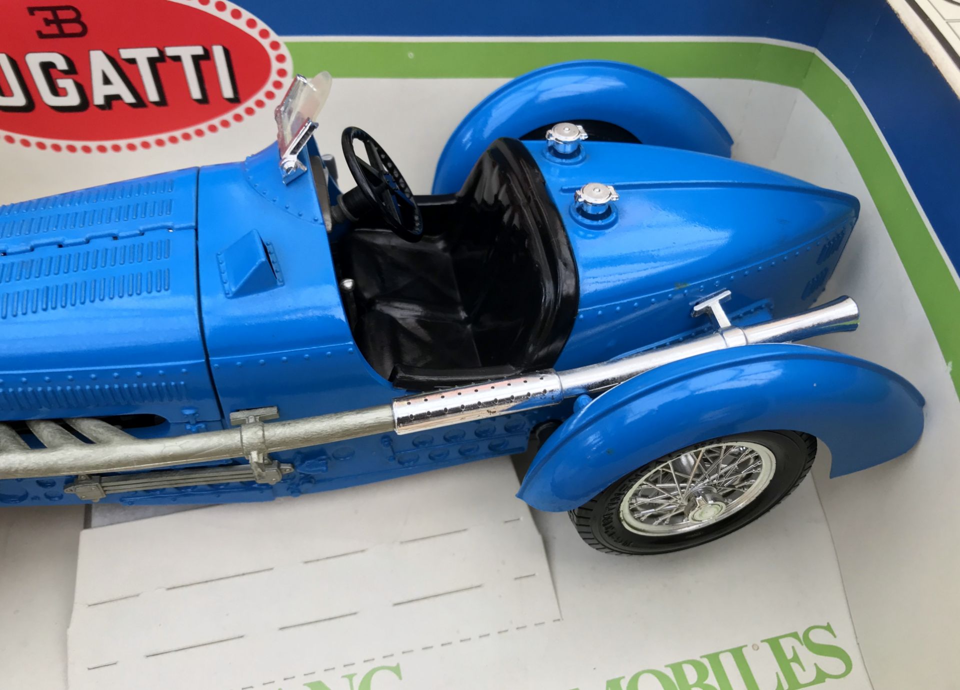 Burago Bugatti Type 59 1934 in a Windowless Box Blue Bugatti Mounted on a plinth in the original box - Bild 3 aus 4