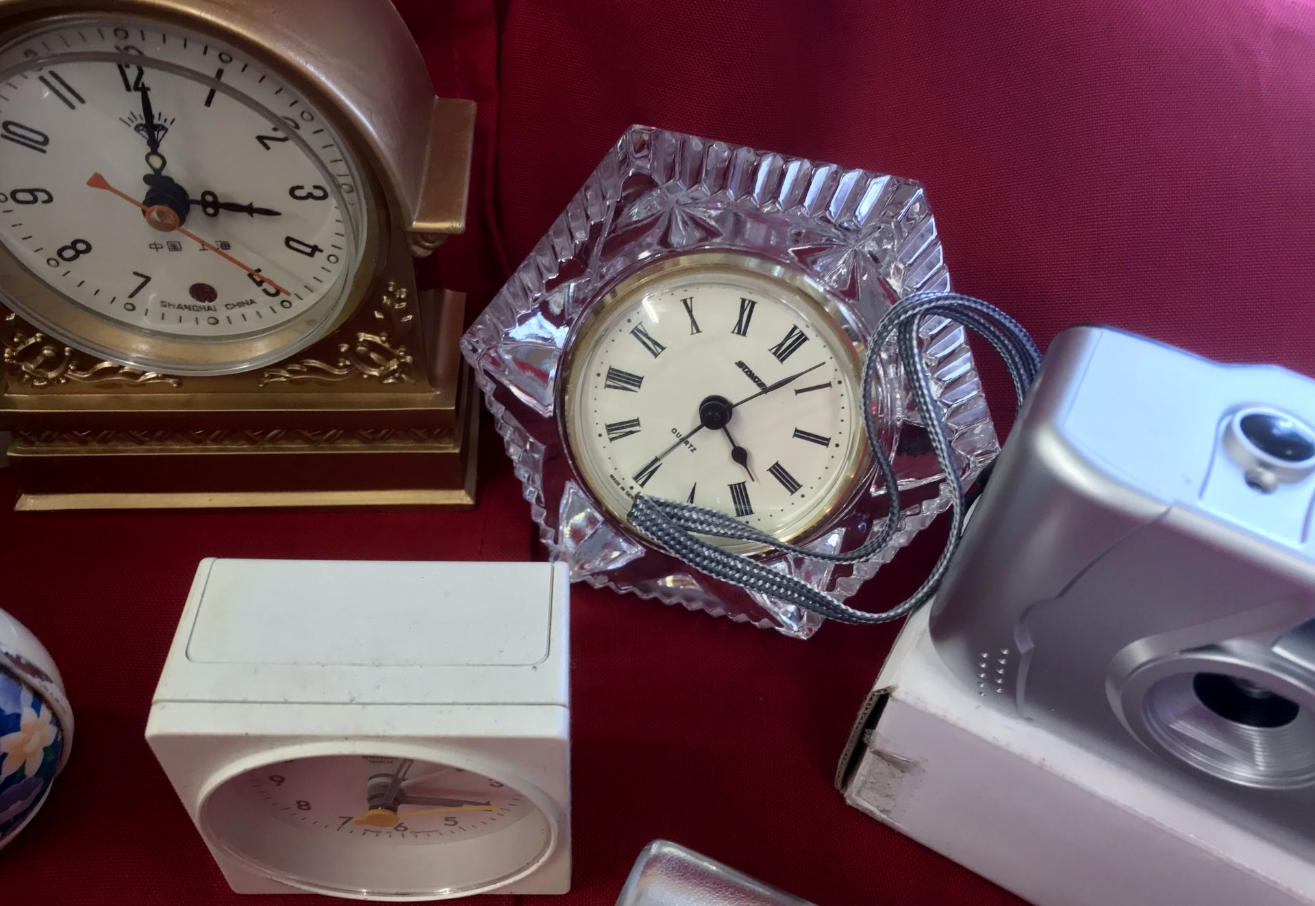 A Quantity of Collectable Sundries To include Clocks Ashtrays Camera - Image 4 of 5