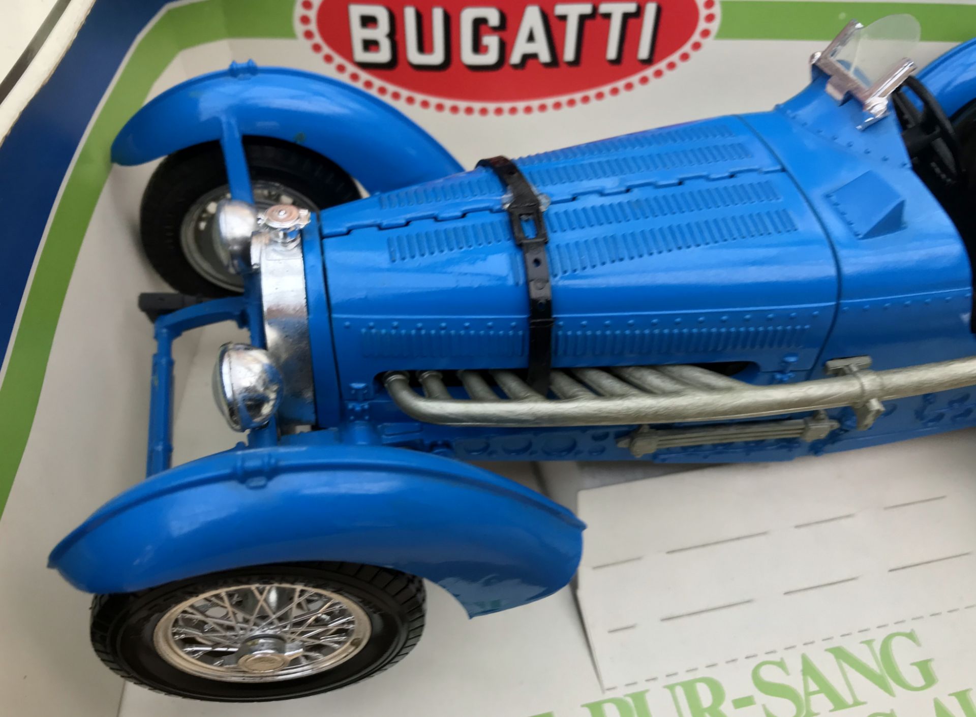 Burago Bugatti Type 59 1934 in a Windowless Box Blue Bugatti Mounted on a plinth in the original box - Bild 2 aus 4