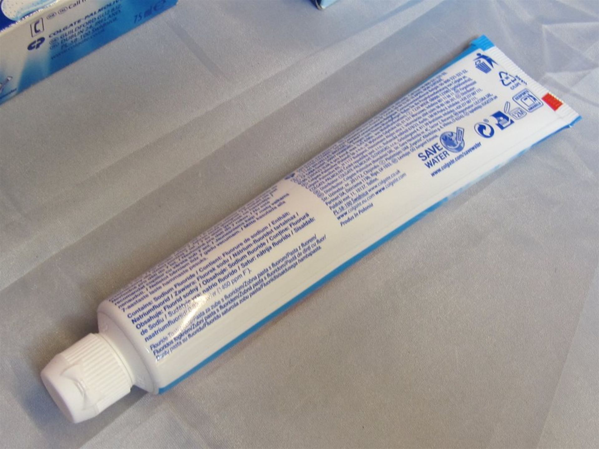 195) 16 x Colgate Fluoride Toothpaste. 75ml each. No vat on Hammer. - Image 2 of 4