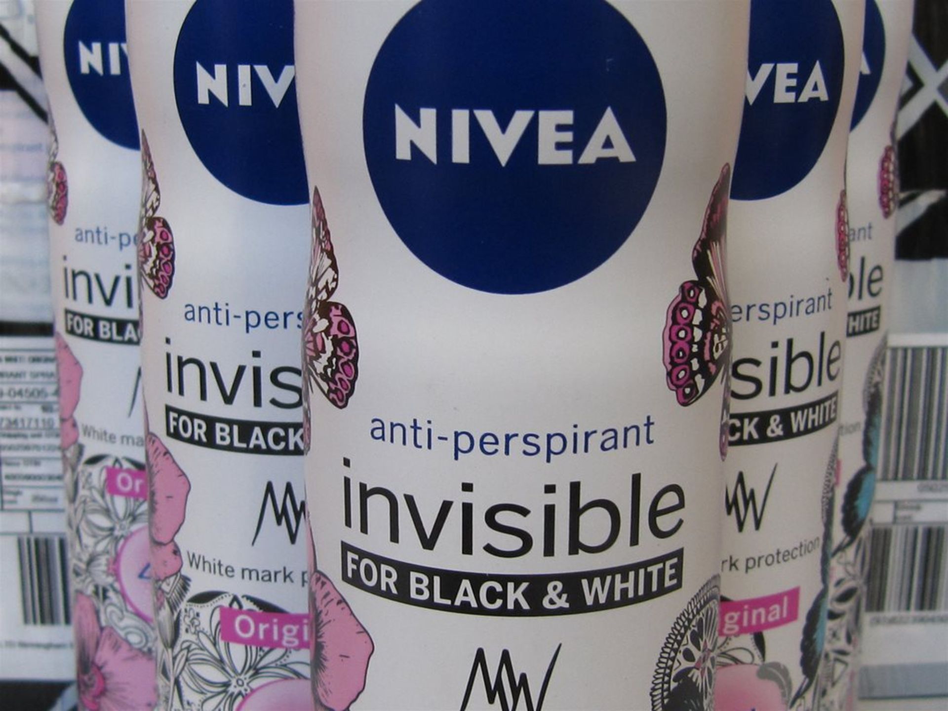 216) 18 x NIVEA invisible anti persperant. 250ml each. No vat on Hammer. - Image 4 of 4