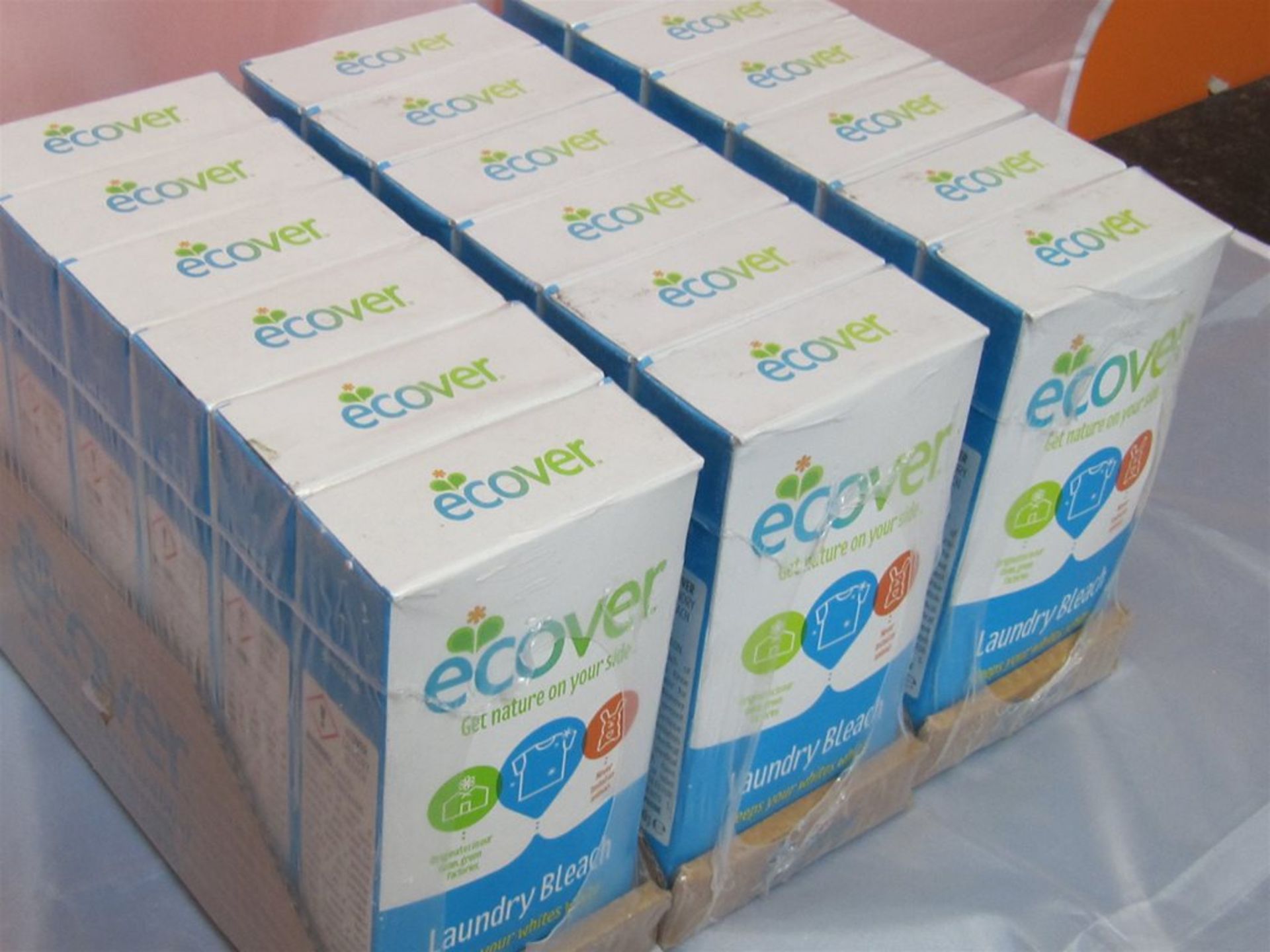 209) 18 x ECOVER environmentally friendly Laundry Whitener. 400g per pack. No vat on Hammer.