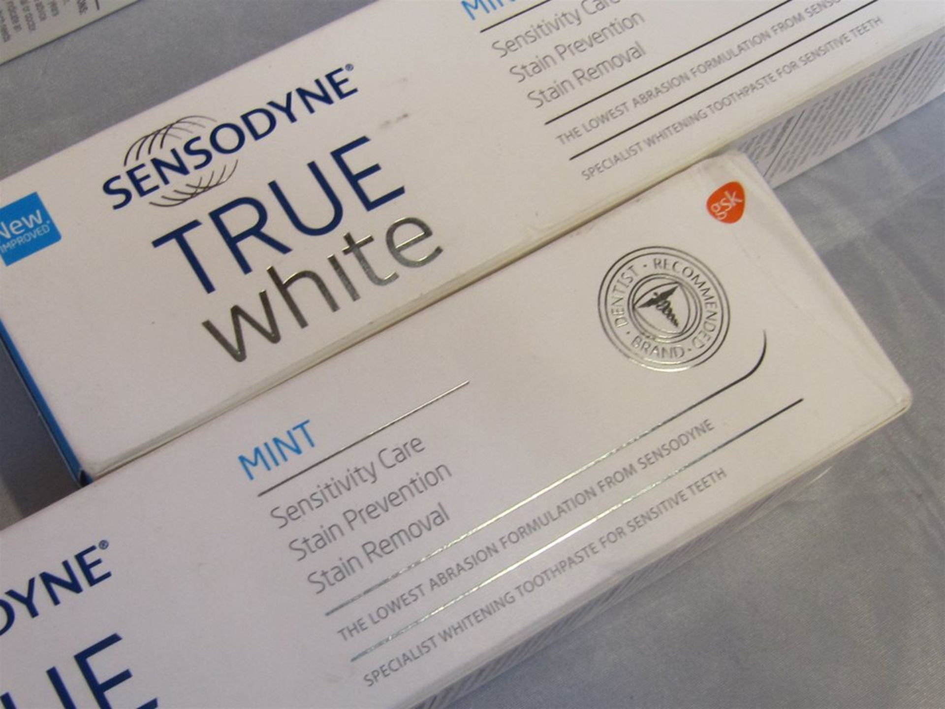 202) 6 x Sensodyne Mint Toothpaste. 75ml each. No vat on Hammer. - Image 2 of 3