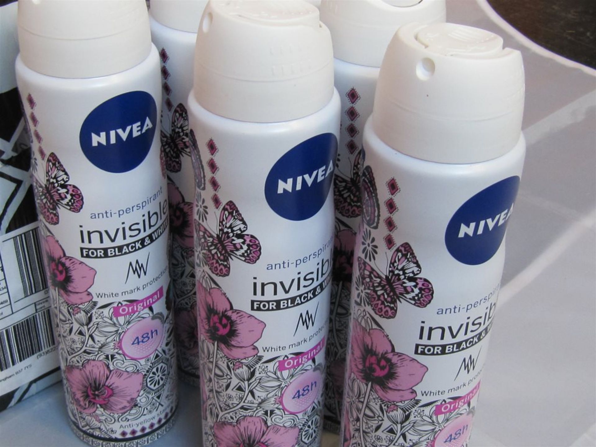 217) 18 x NIVEA invisible anti persperant. 250ml each. No vat on Hammer. - Bild 3 aus 4