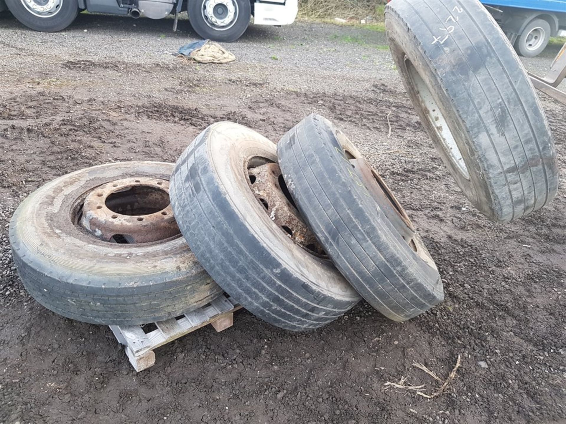 4x 22.5 Assorted Tyres - Image 2 of 4