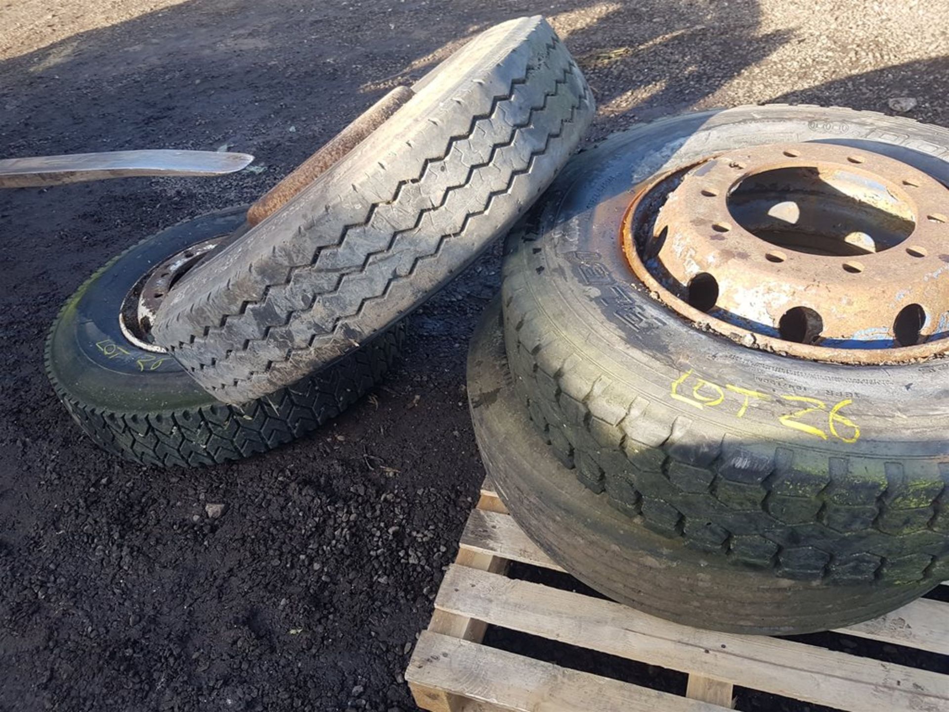 4x 11 | 22.5 Assorted Tyres - Image 3 of 4