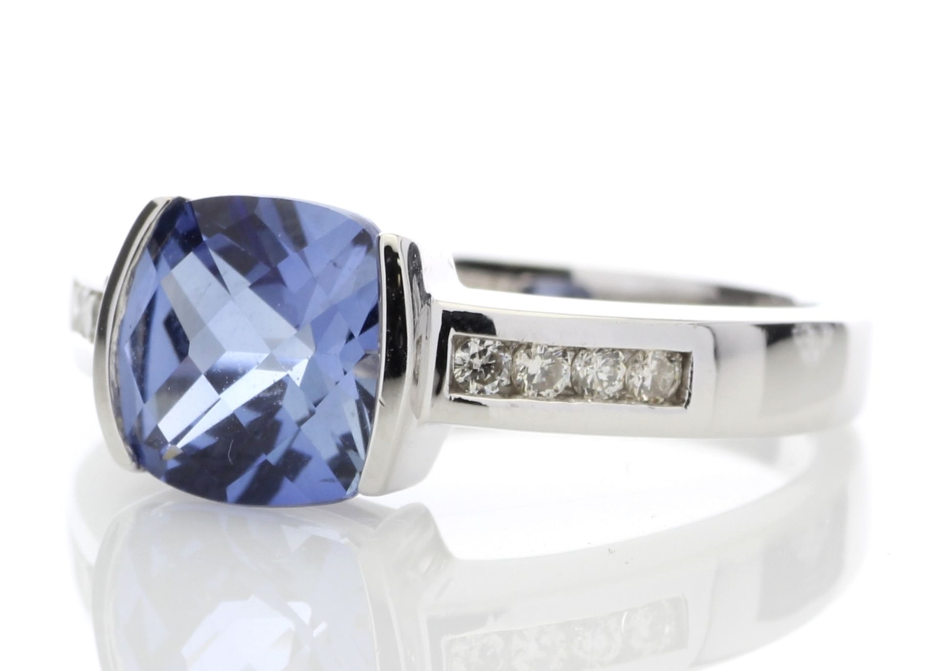 8180061CR-, *** RRP £2,280.00*** UNUSED - Certified by GIE 9ct White Gold Created Ceylon Sapphire