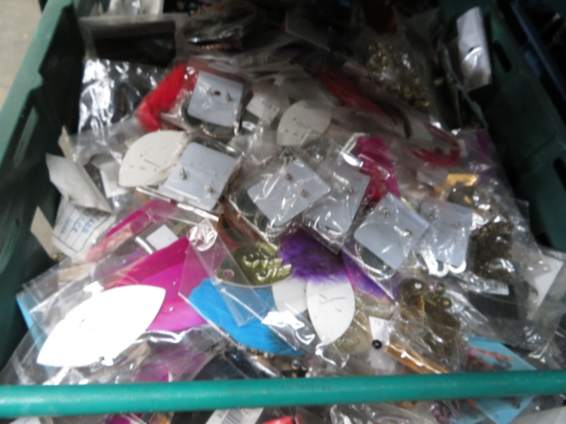 PALLET TO CONTAIN APPROX. 2,000 PIECES OF VARIOUS COSTUME JEWELERY. HUGE RRP VALUE. MASSIVE RE- - Image 6 of 6