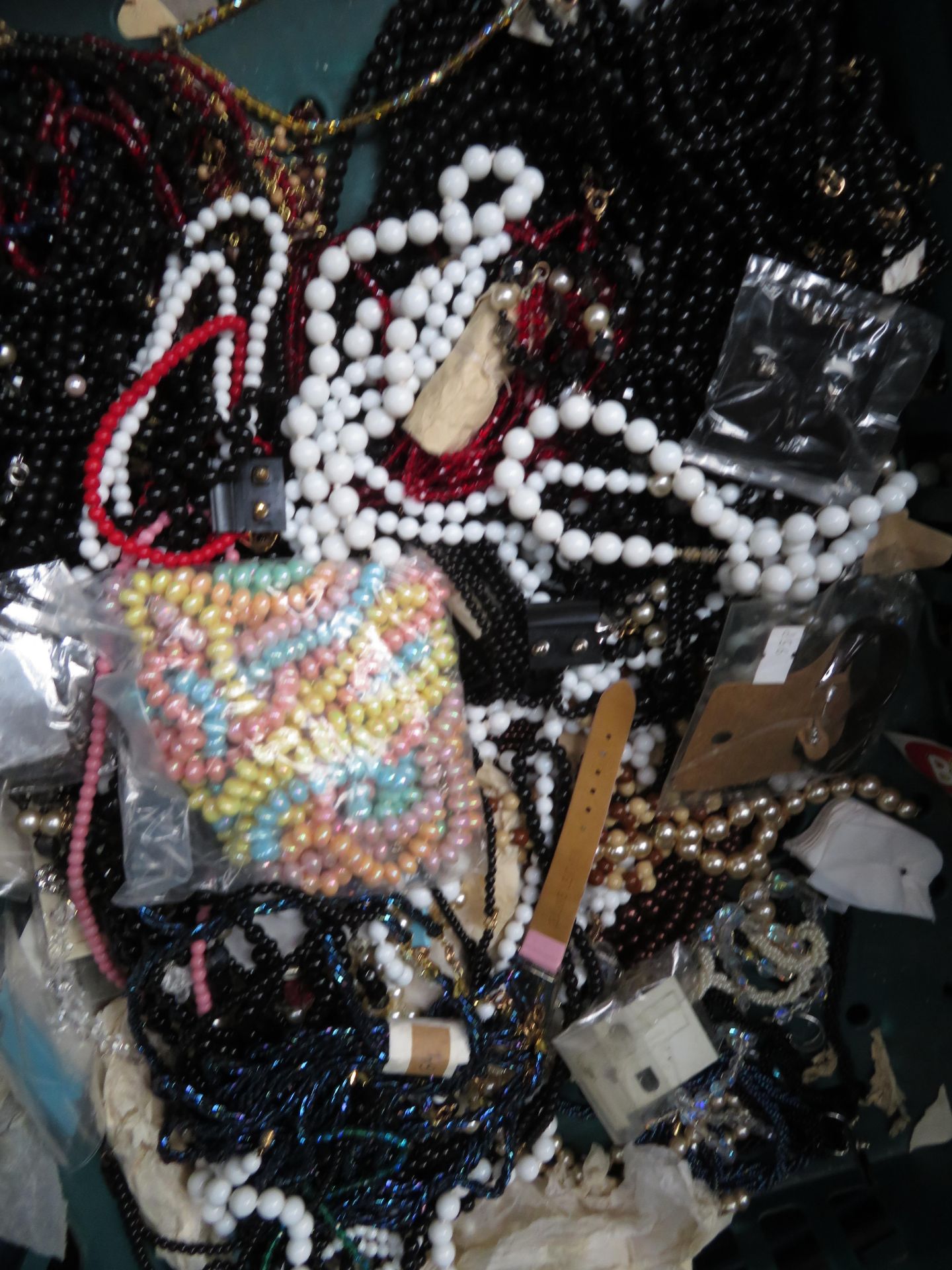 PALLET TO CONTAIN APPROX. 2,000 PIECES OF VARIOUS COSTUME JEWELERY. HUGE RRP VALUE. MASSIVE RE- - Image 3 of 6