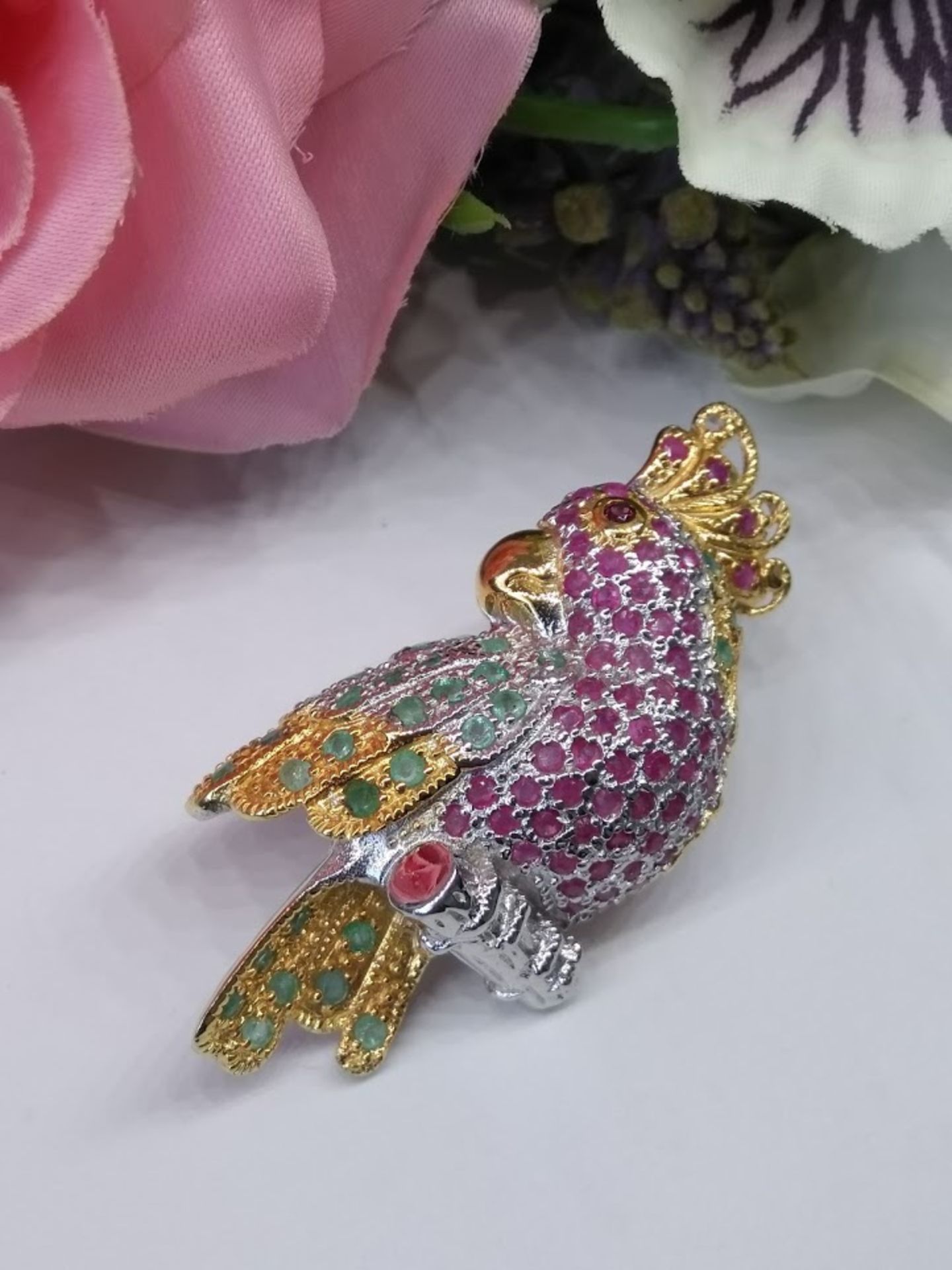 A Beautiful Awesome - Red & Pink Natural Ruby - Natural Emerald - Natural Garnet Parrot Brooch. - Image 3 of 3