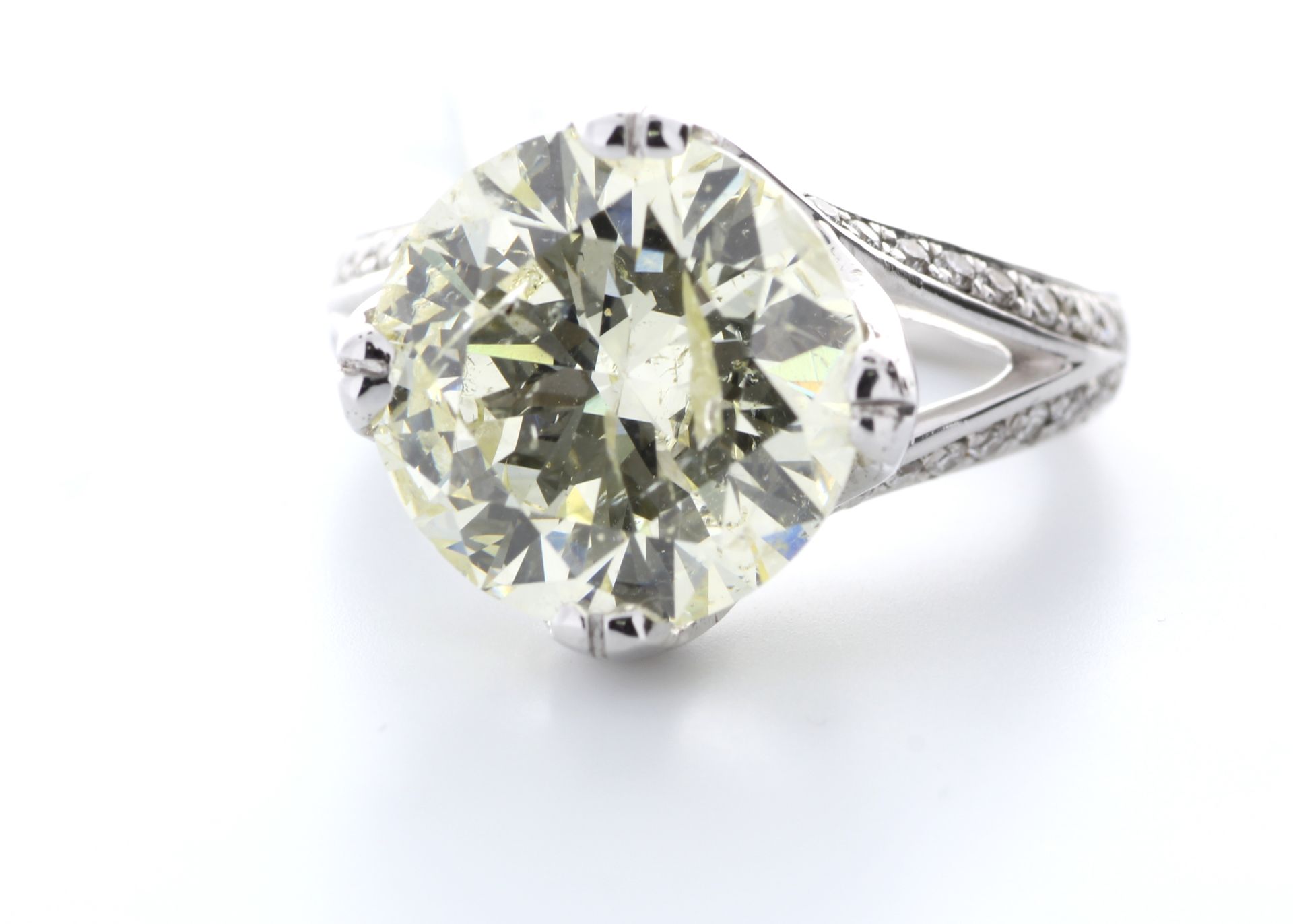 6 Carat Shoulder Set Diamond Ring - Image 2 of 3