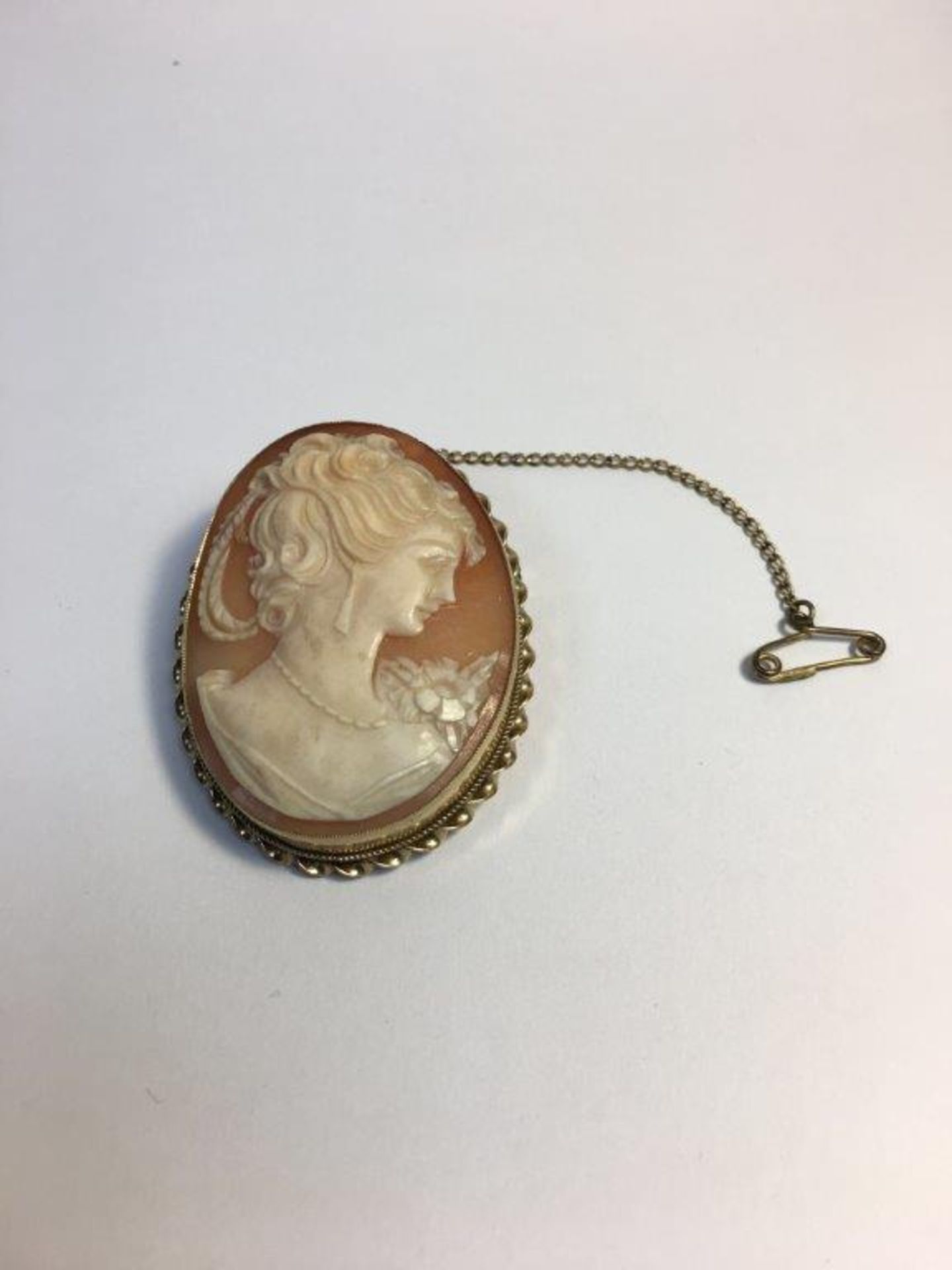 9ct Oval cameo brooch in yellow gold