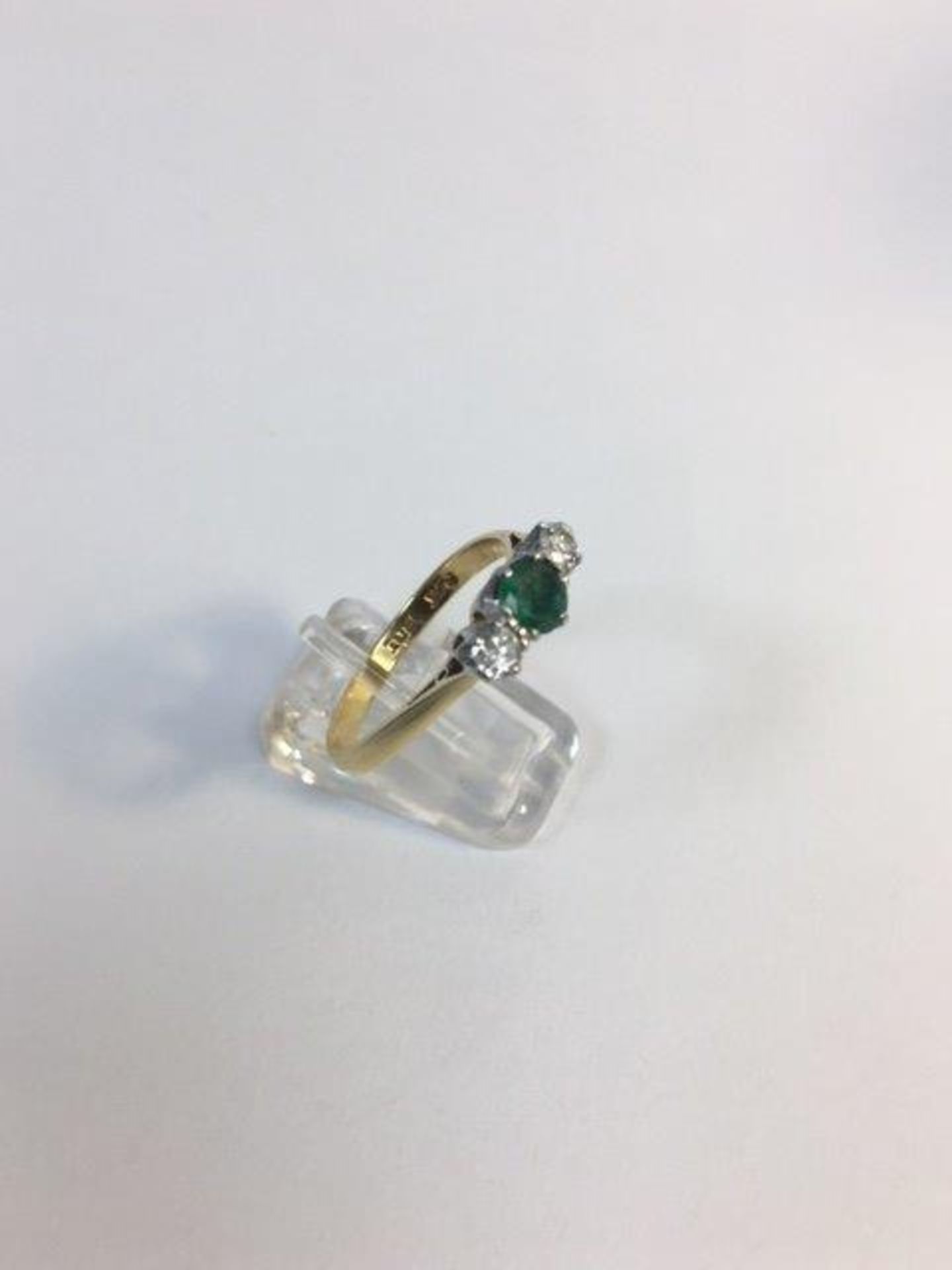 18ct emerald & diamond 3 stone ring - Image 2 of 3