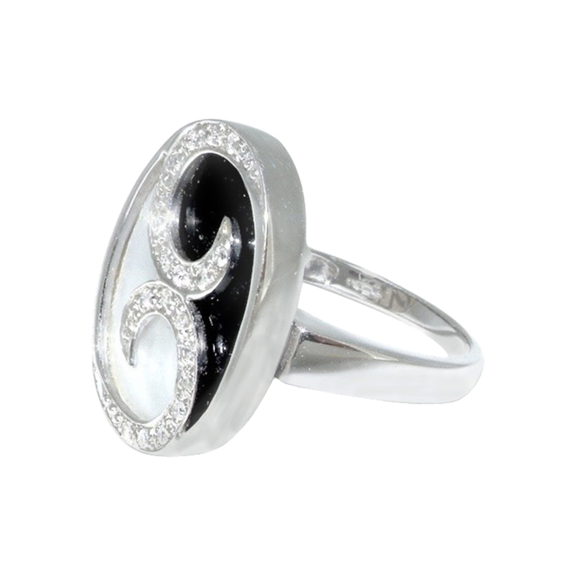 An Onyx, Mother Of Pearl And Diamond Ring - Image 2 of 5
