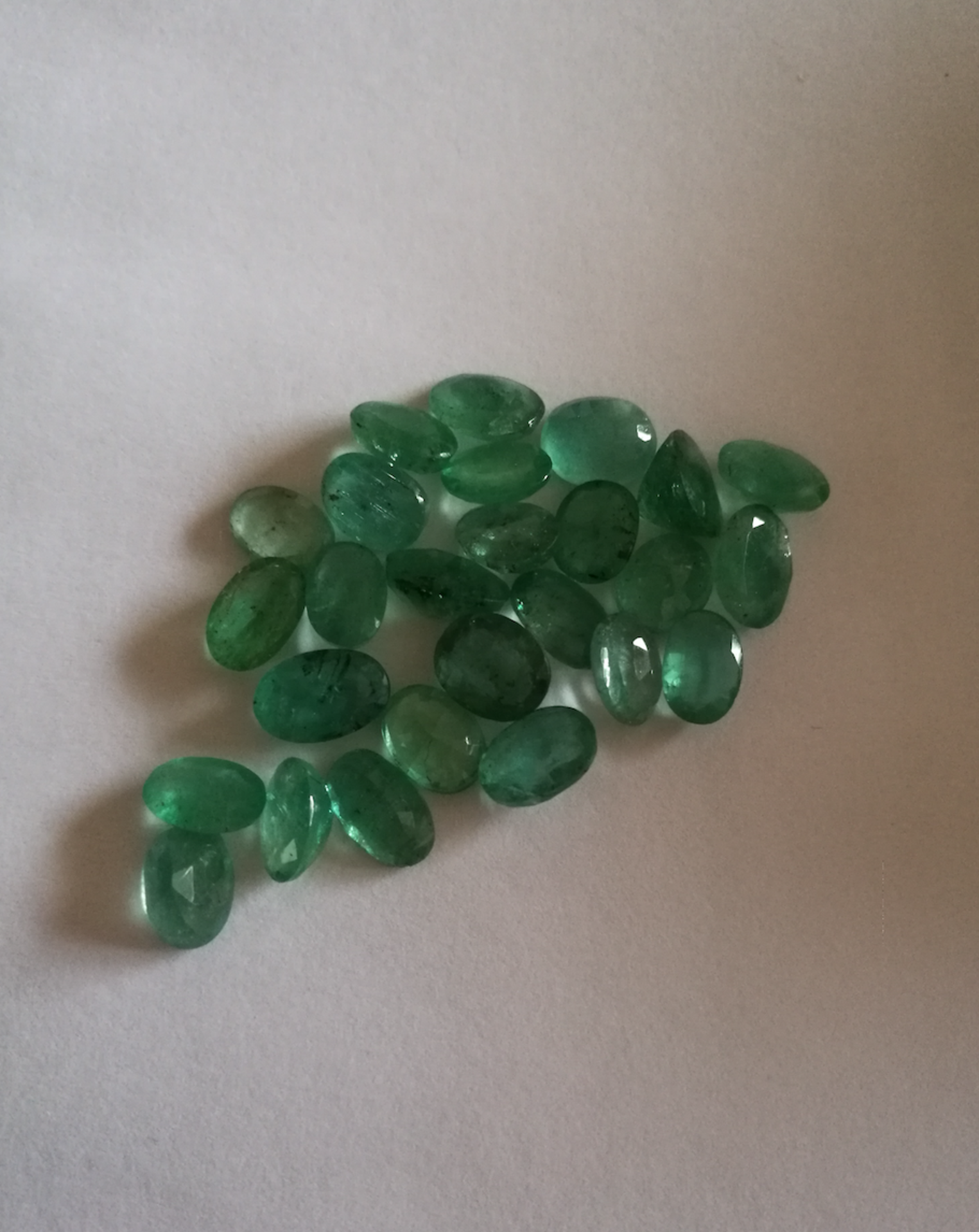 A Stunning Collection Of 26 Emeralds. Excellent Cut, Oval Shape In Medium Greens - Image 3 of 3