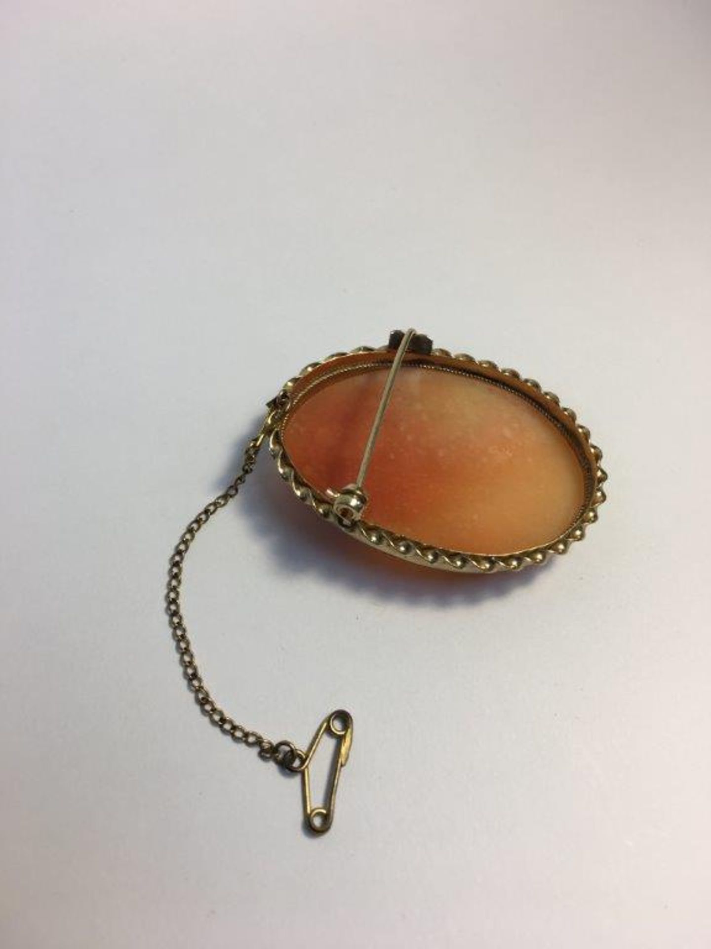9ct Oval cameo brooch in yellow gold - Image 3 of 3