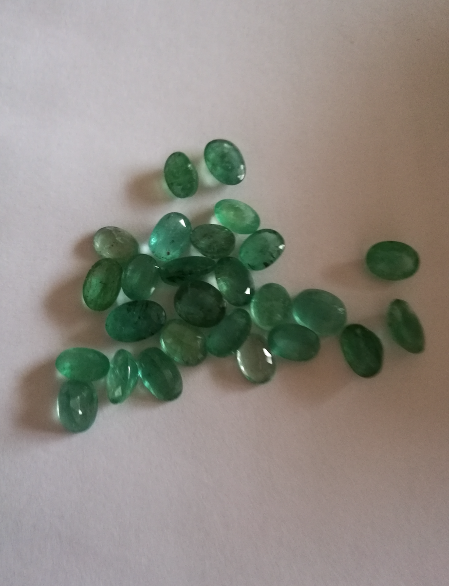 A Stunning Collection Of 26 Emeralds. Excellent Cut, Oval Shape In Medium Greens