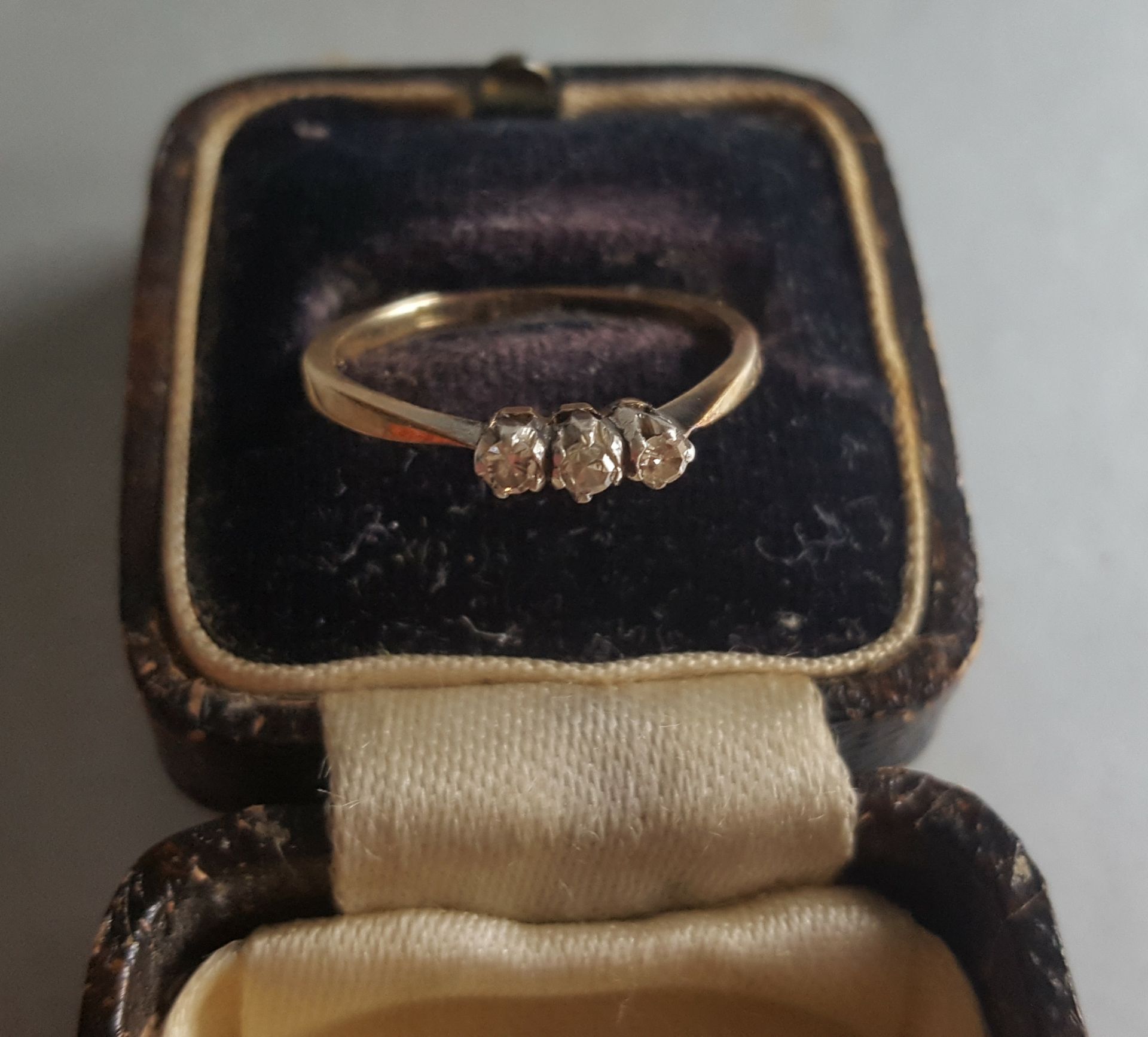 Vintage 18ct Diamond Gold Ring. Three Diamonds Size 'M'
