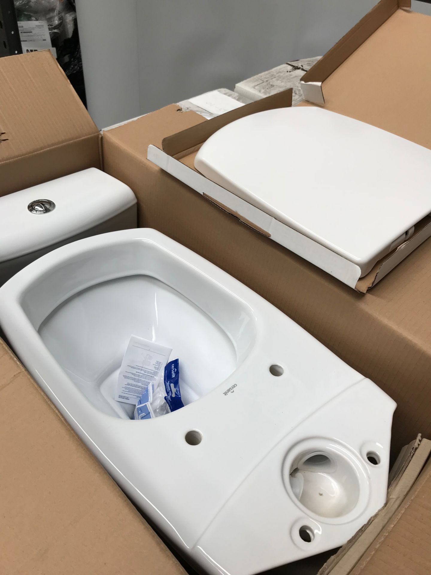 1 x Navassa Close Coupled Toilet with Soft Closing Seat - Bild 7 aus 7