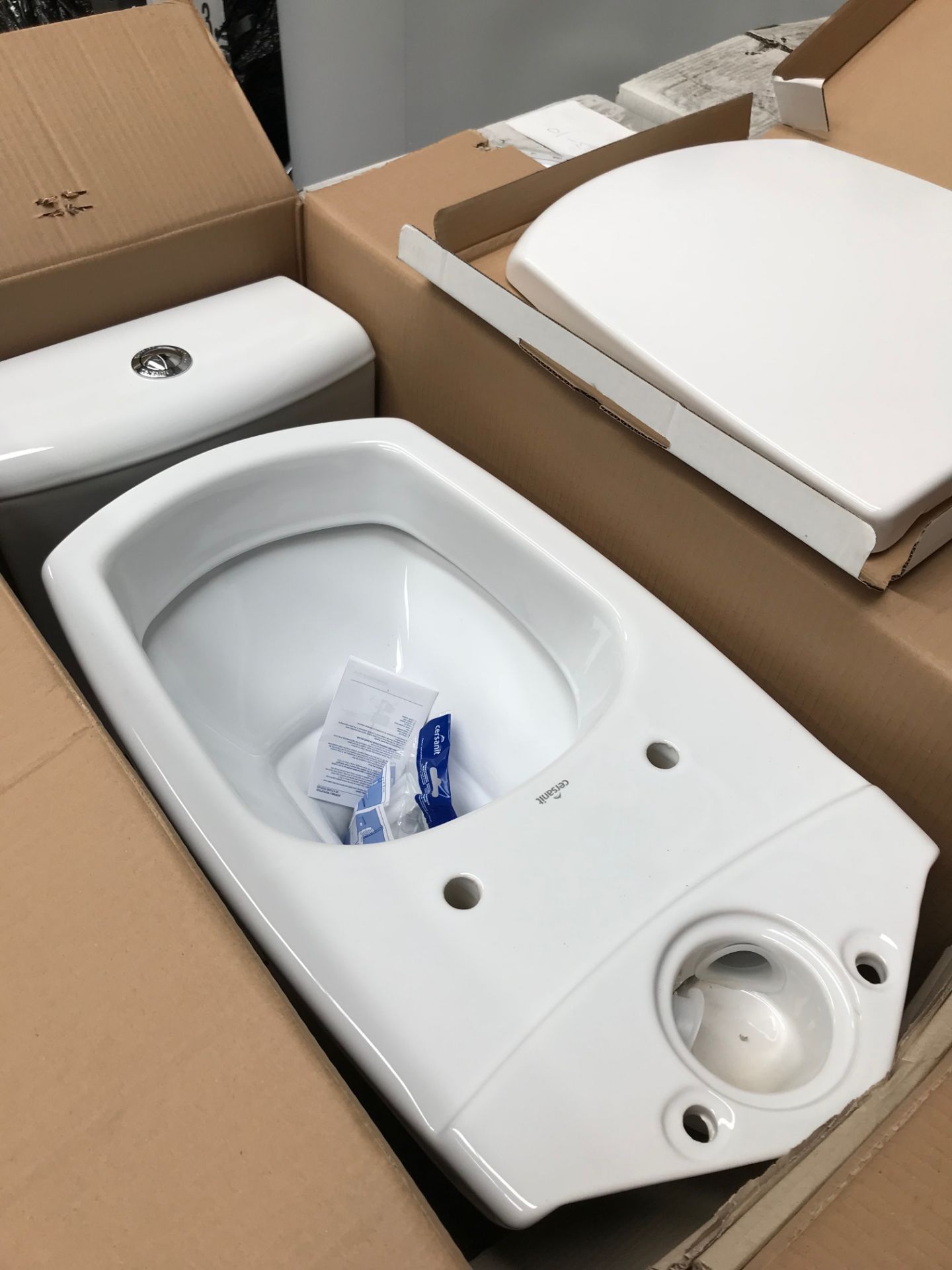 Pallet of 6 x Navassa Close Coupled Toilet with Soft Closing Seat - Image 2 of 8