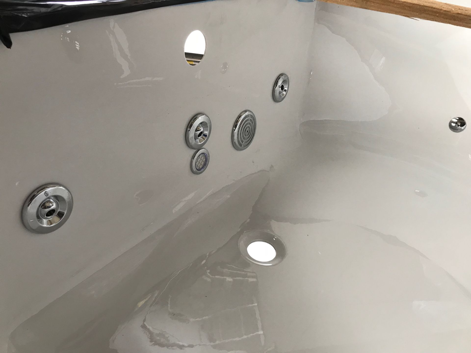 Whirlpool Corner Bath Includes Headrests, Pump and fitments, feet and fittings. - Image 7 of 10
