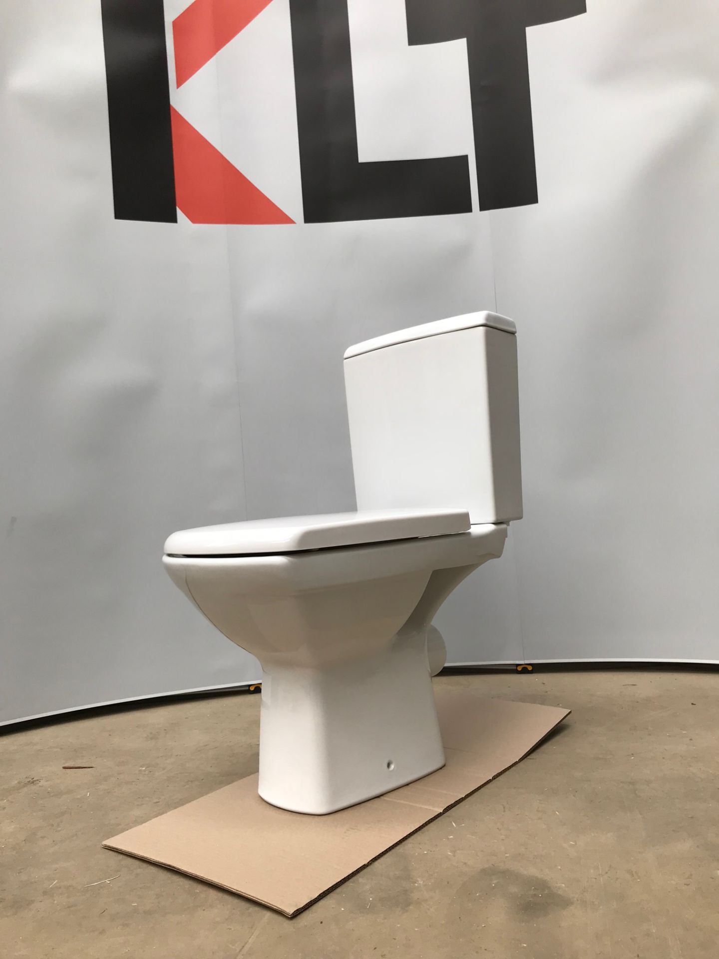 1 x Navassa Close Coupled Toilet with Soft Closing Seat - Bild 2 aus 7