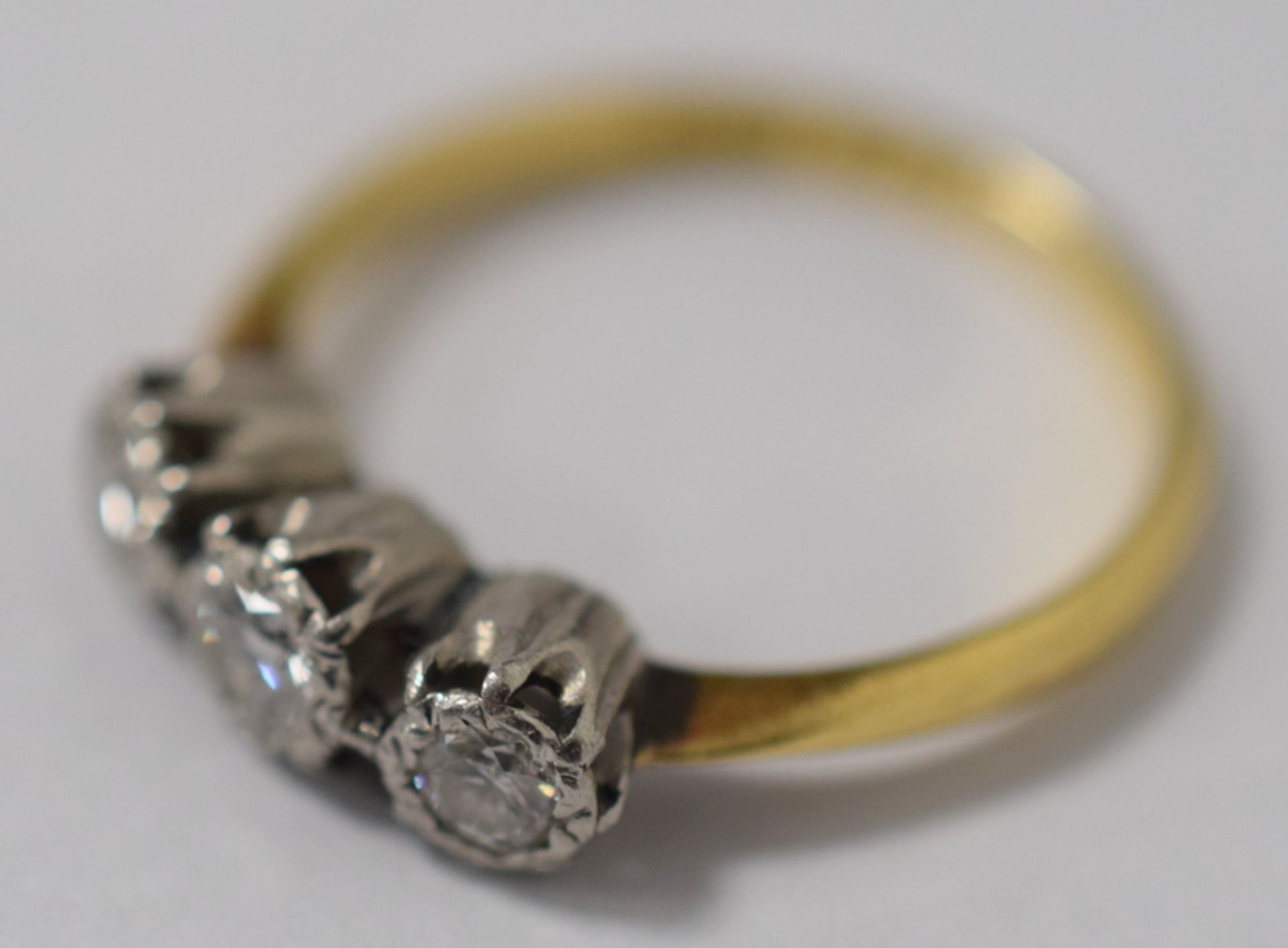 18ct Gold Diamond Trilogy Ring - Image 2 of 3