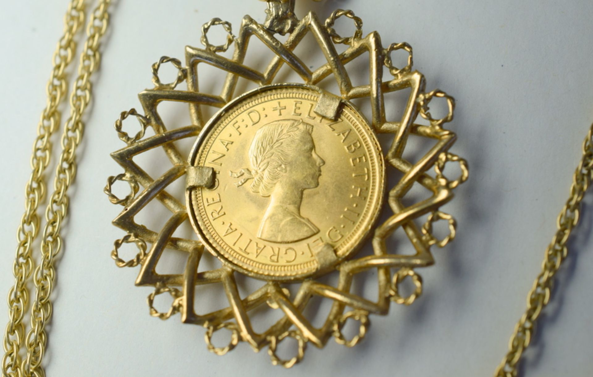 Full Sovereign 1966 on 9ct Gold Chain - Image 3 of 3