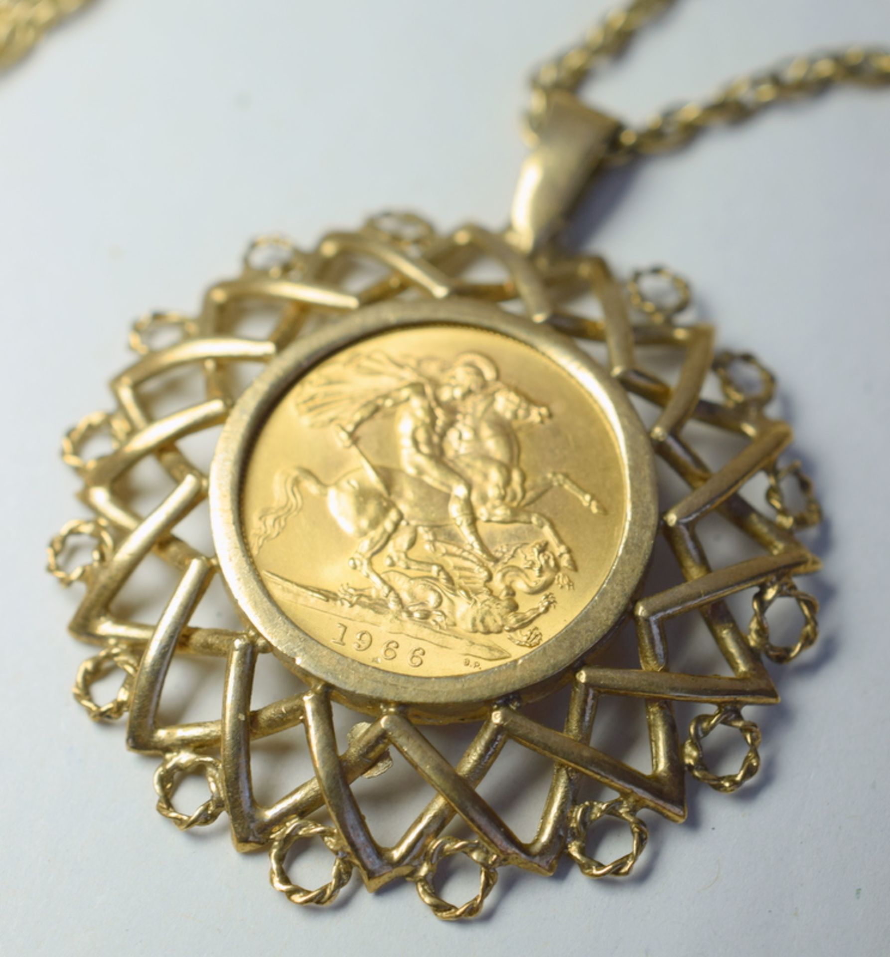 Full Sovereign 1966 on 9ct Gold Chain - Image 2 of 3