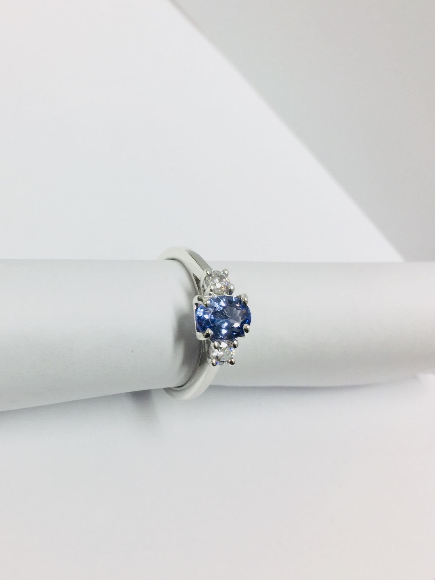 Tanzanite and diamond trilogy ring. 1ct, 7 x 5mm oval tanzanite ( treated ) with a brilliant cut - Image 5 of 7