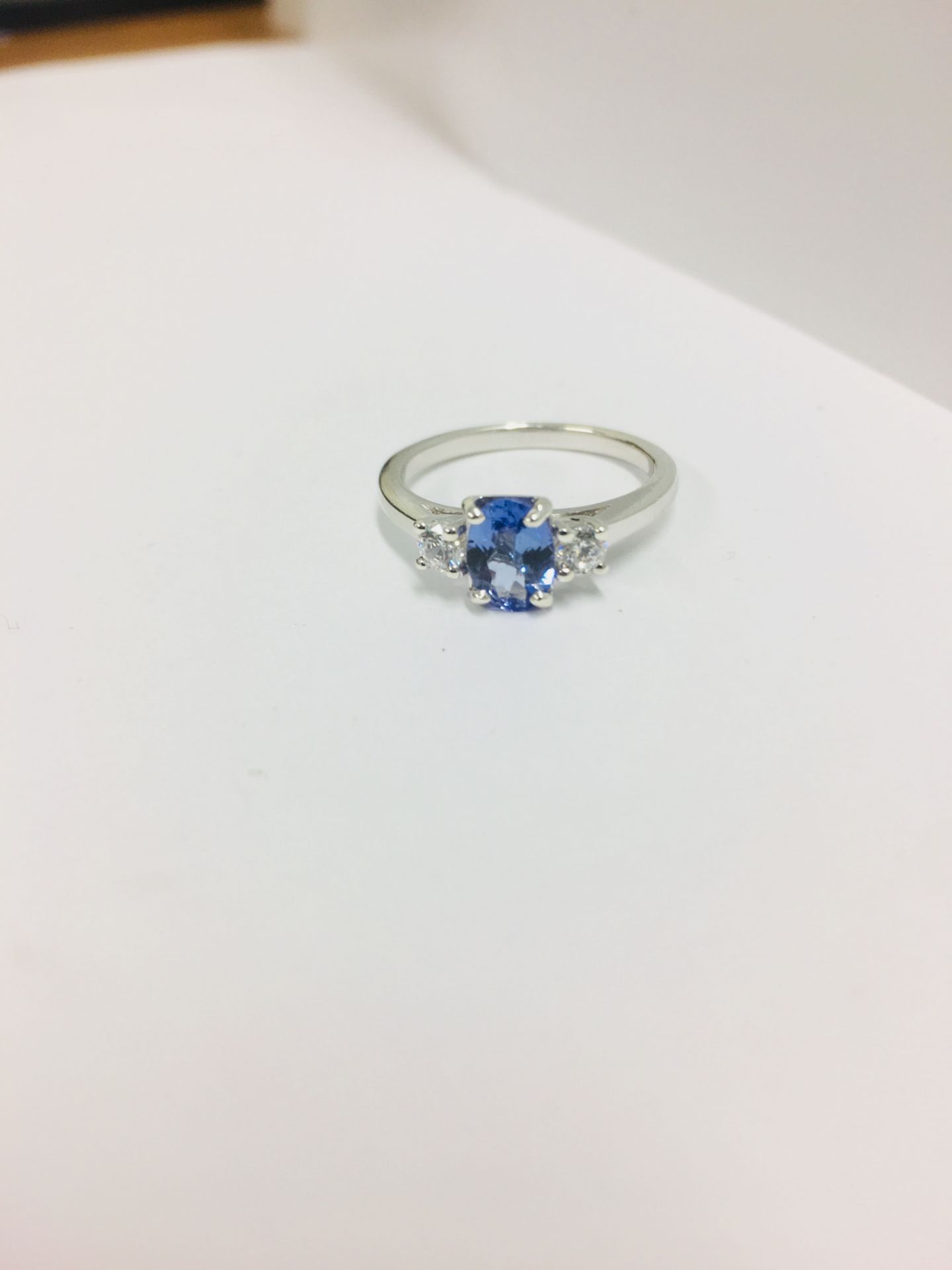 Tanzanite and diamond trilogy ring. 1ct, 7 x 5mm oval tanzanite ( treated ) with a brilliant cut - Image 2 of 7