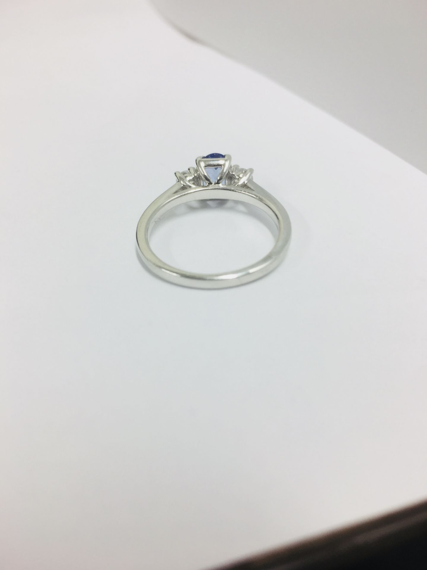 Tanzanite and diamond trilogy ring. 1ct, 7 x 5mm oval tanzanite ( treated ) with a brilliant cut - Image 4 of 7