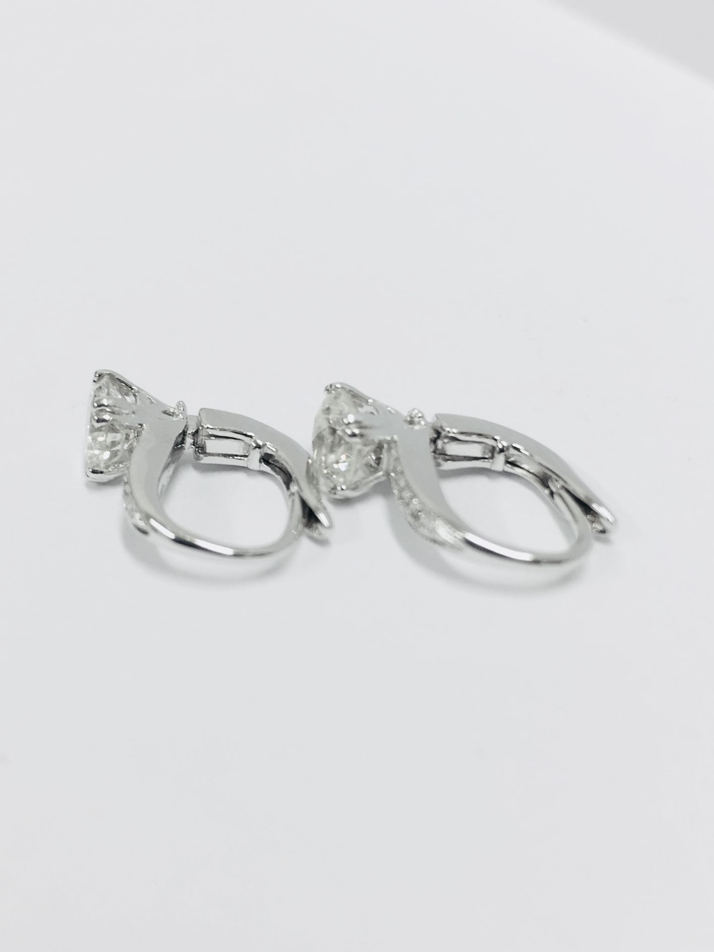 18ct white gold hoop style earrings with hinge fastners. 2 x 0.50ct Brilliant cut diamonds, i colour - Image 5 of 5