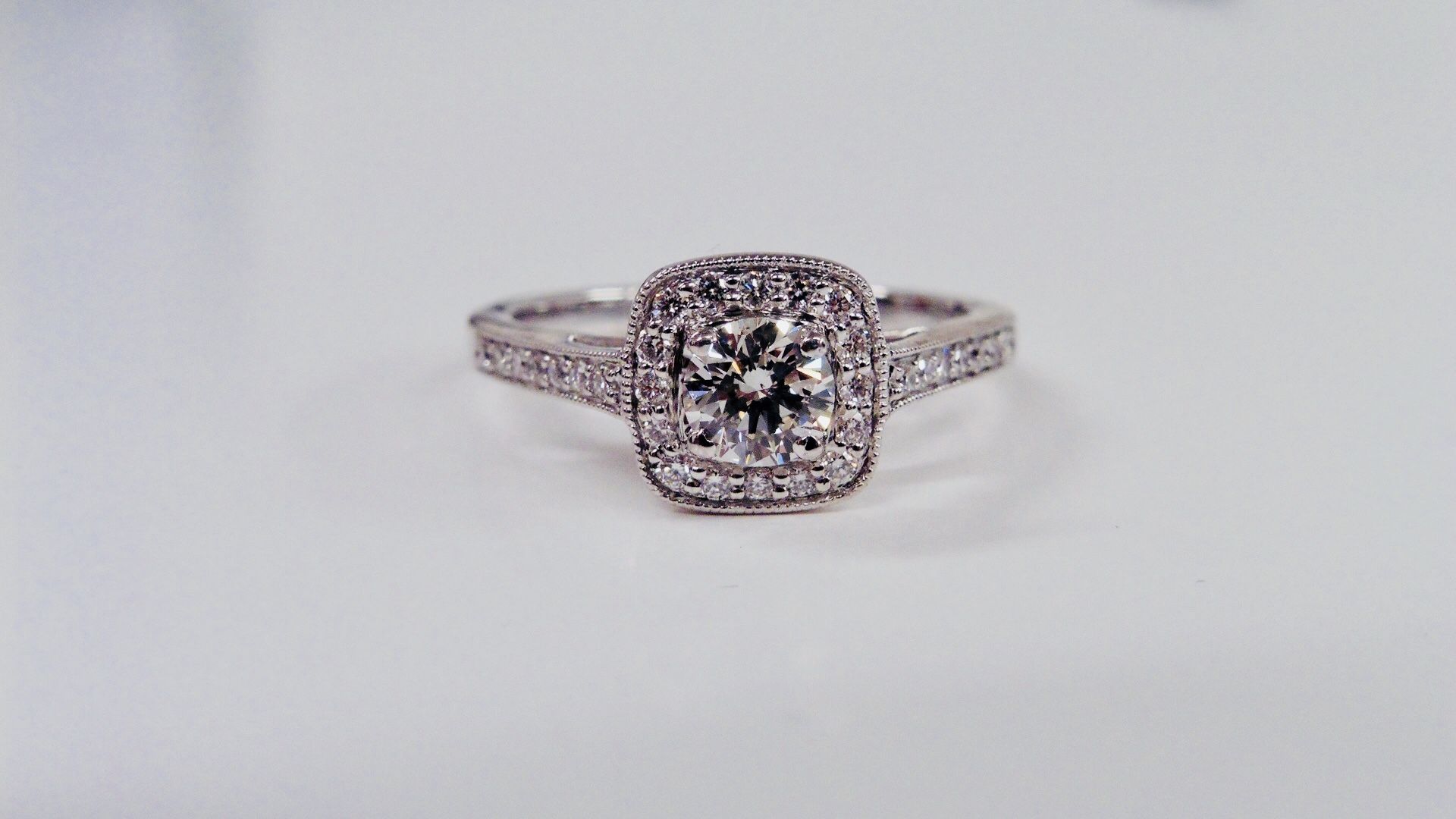 9ct DiaMond Halo solitaire ring,025ct h colour si3 brilliant cut diamond,0.18ct h colour is grade - Image 2 of 3