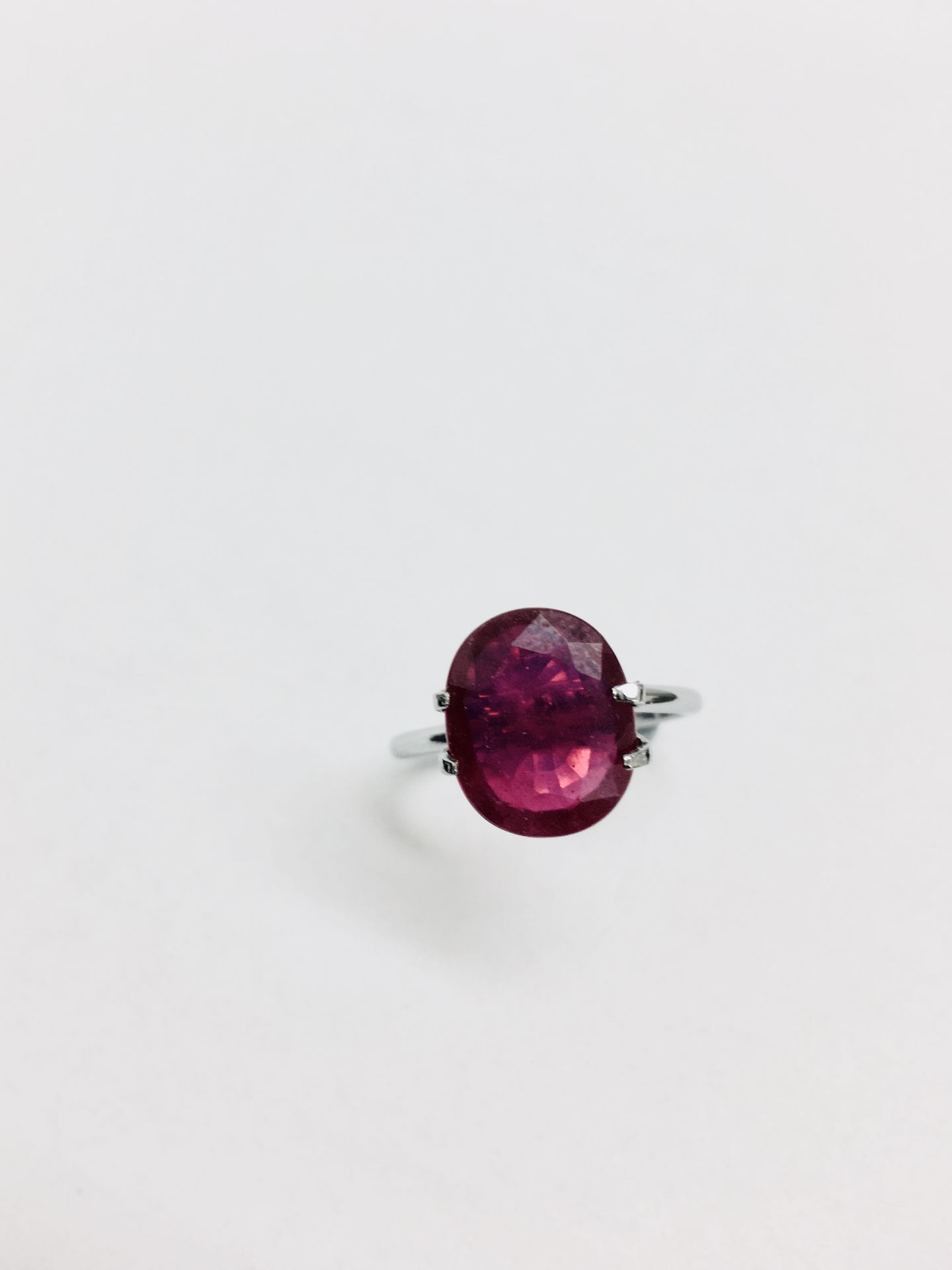 3.72ct ruby,Enhanced by Frature,good clarity and colour,12mmx10mm ,valued at 800 - Image 3 of 3