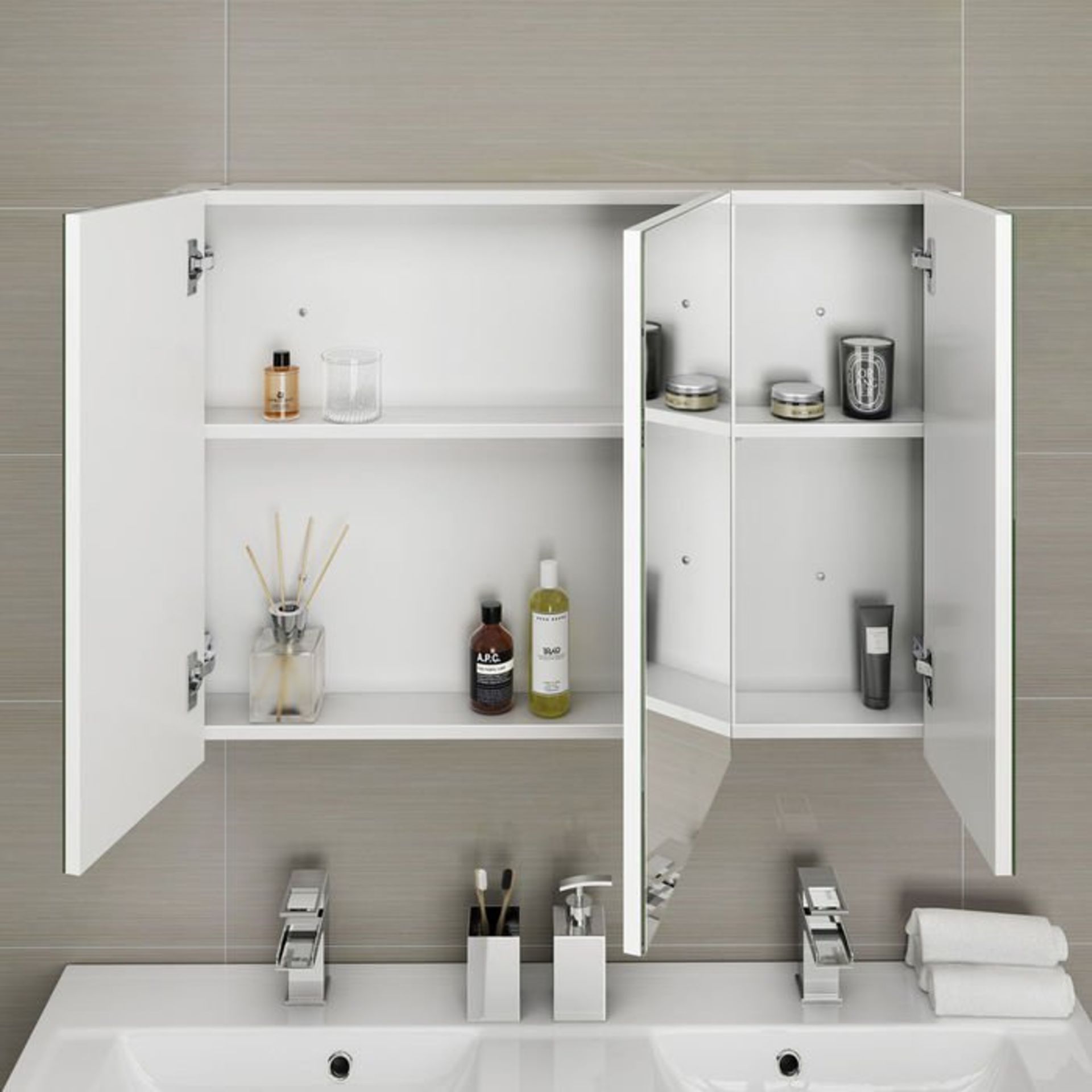 (G121) 900mm Gloss White Triple Door Mirror Cabinet RRP £299.99 Sleek contemporary design Triple - Image 3 of 3