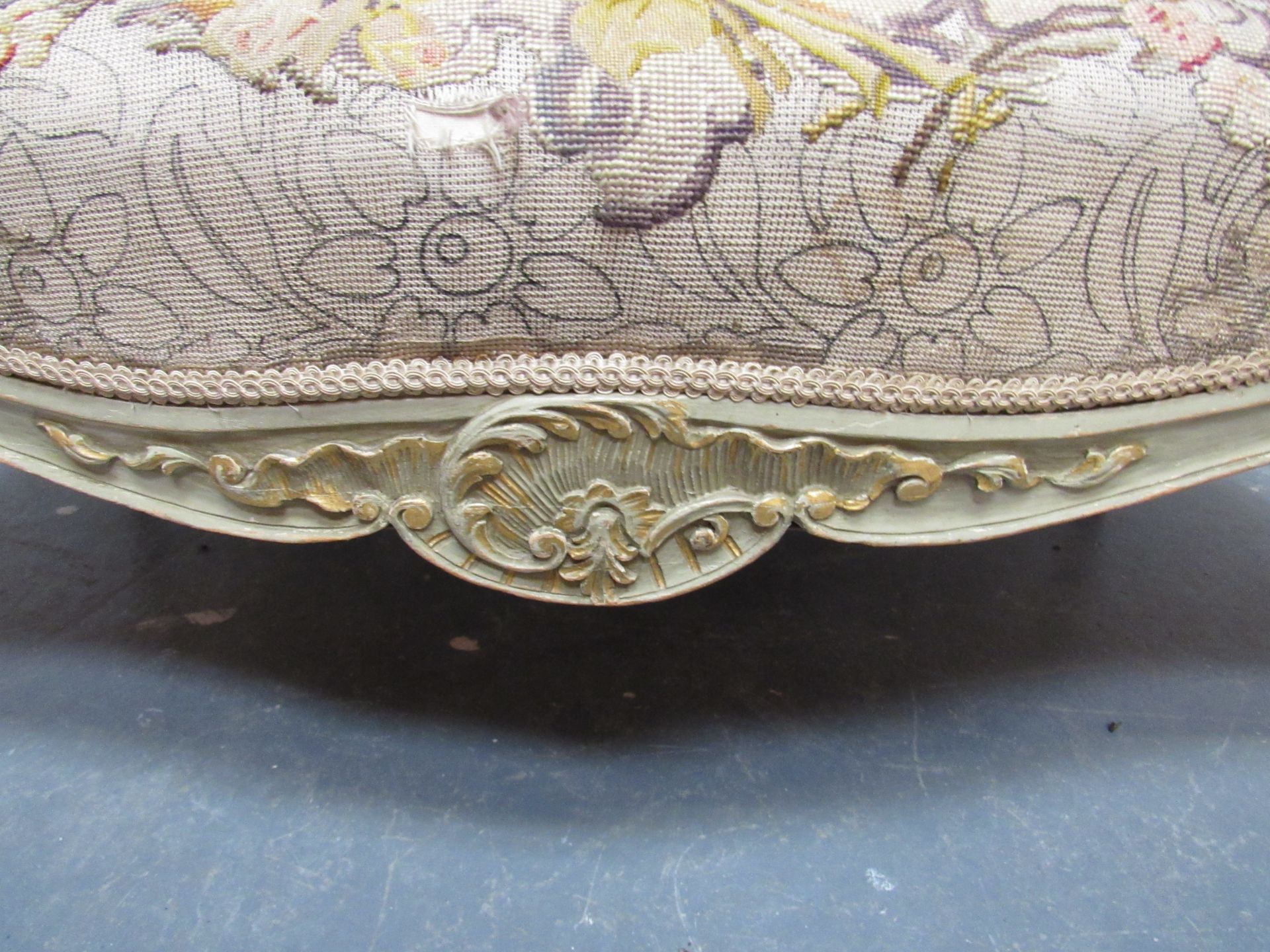 Ornate cream settee covered in a tapestry of courting couples - Bild 3 aus 6