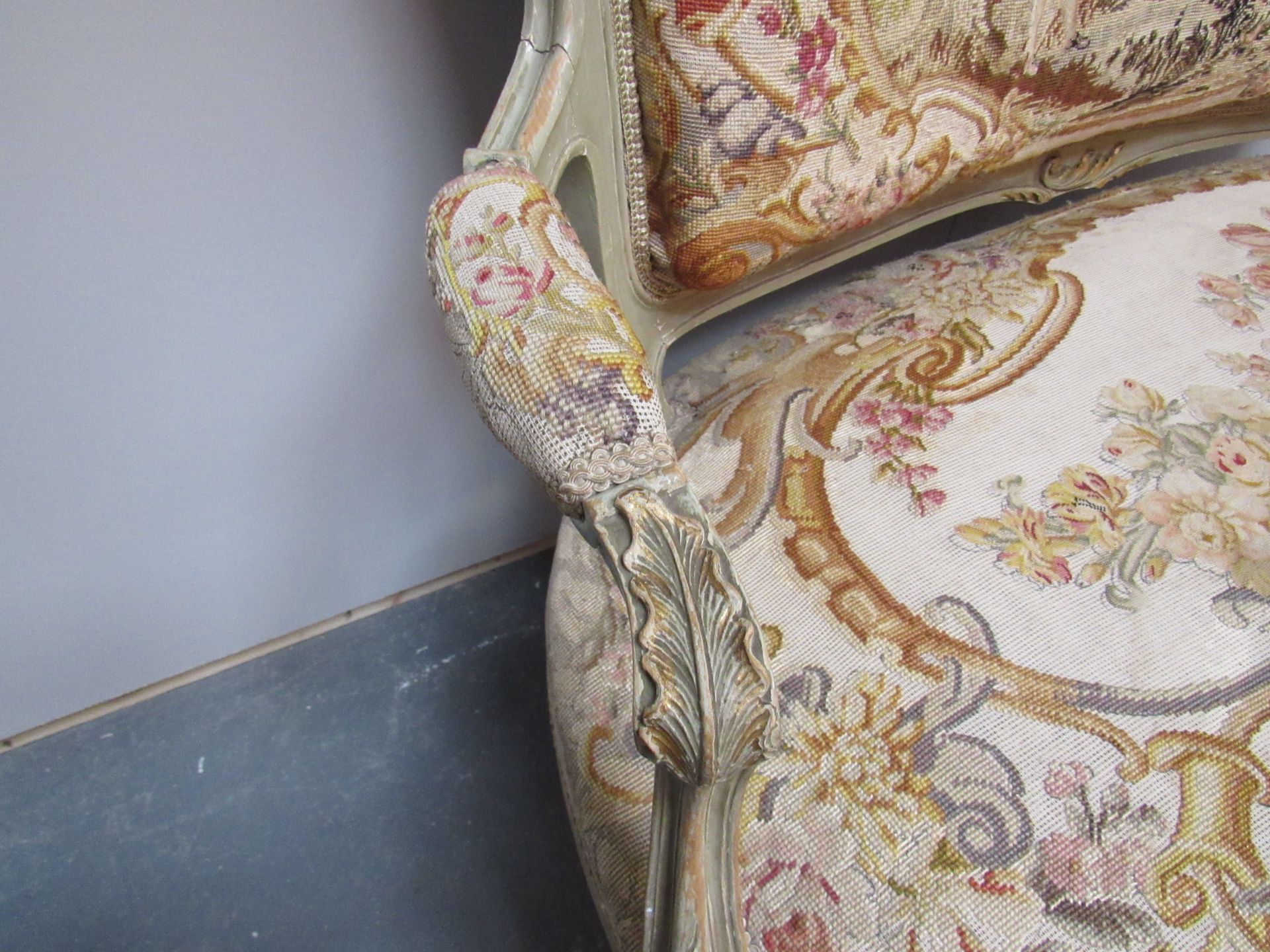 Ornate cream settee covered in a tapestry of courting couples - Bild 4 aus 6