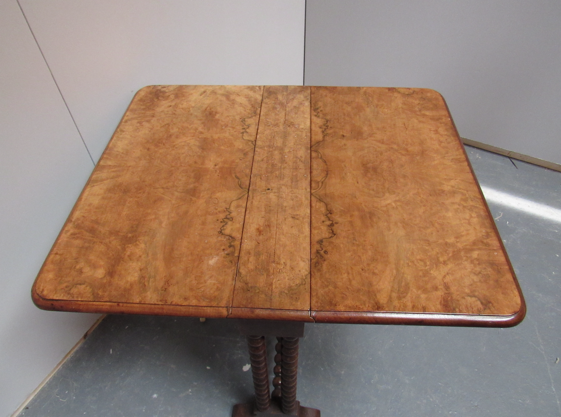 Small Burr Walnut Sutherland Table With Bobbin Legs - Bild 2 aus 4