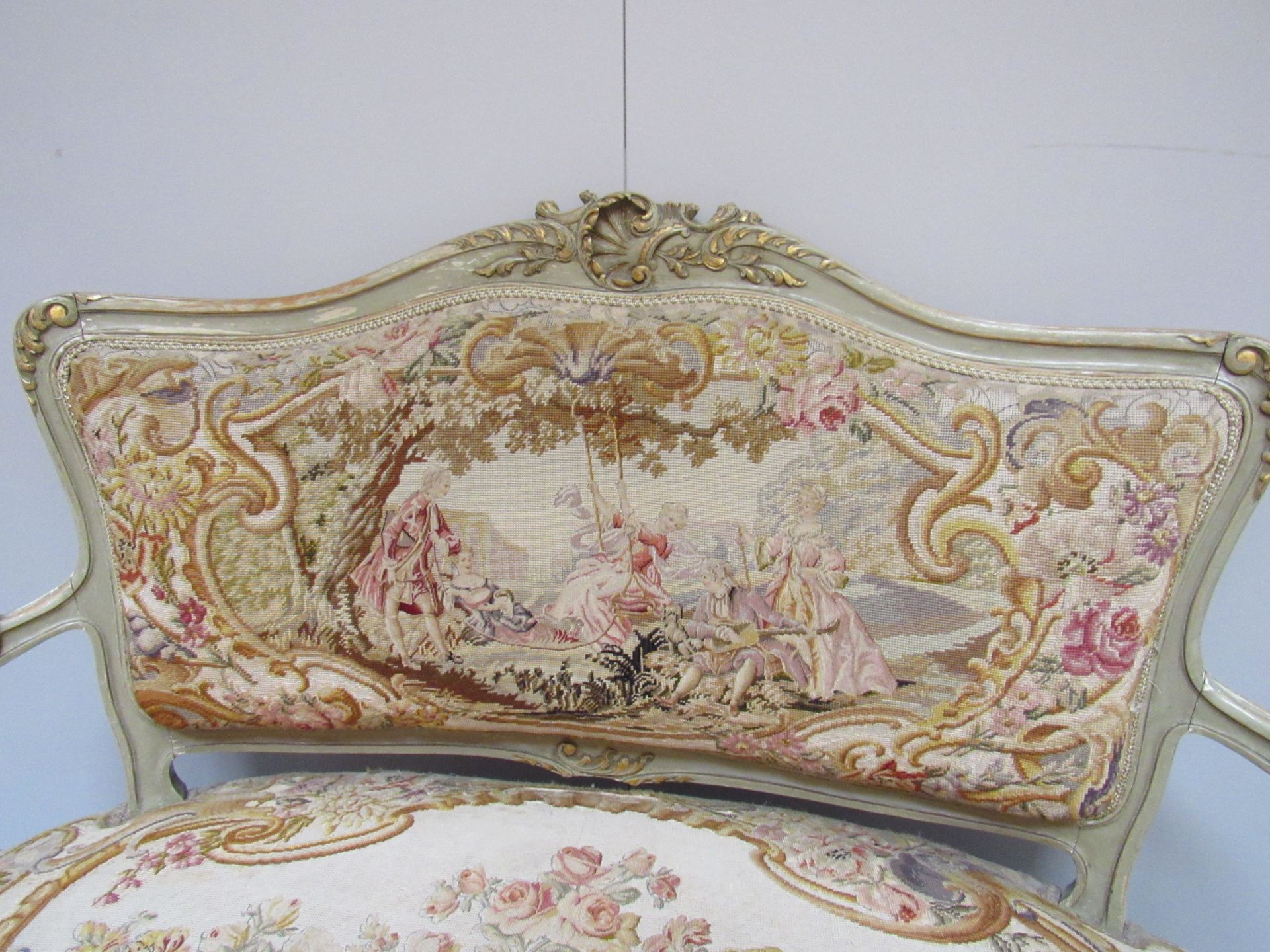 Ornate cream settee covered in a tapestry of courting couples - Bild 2 aus 6