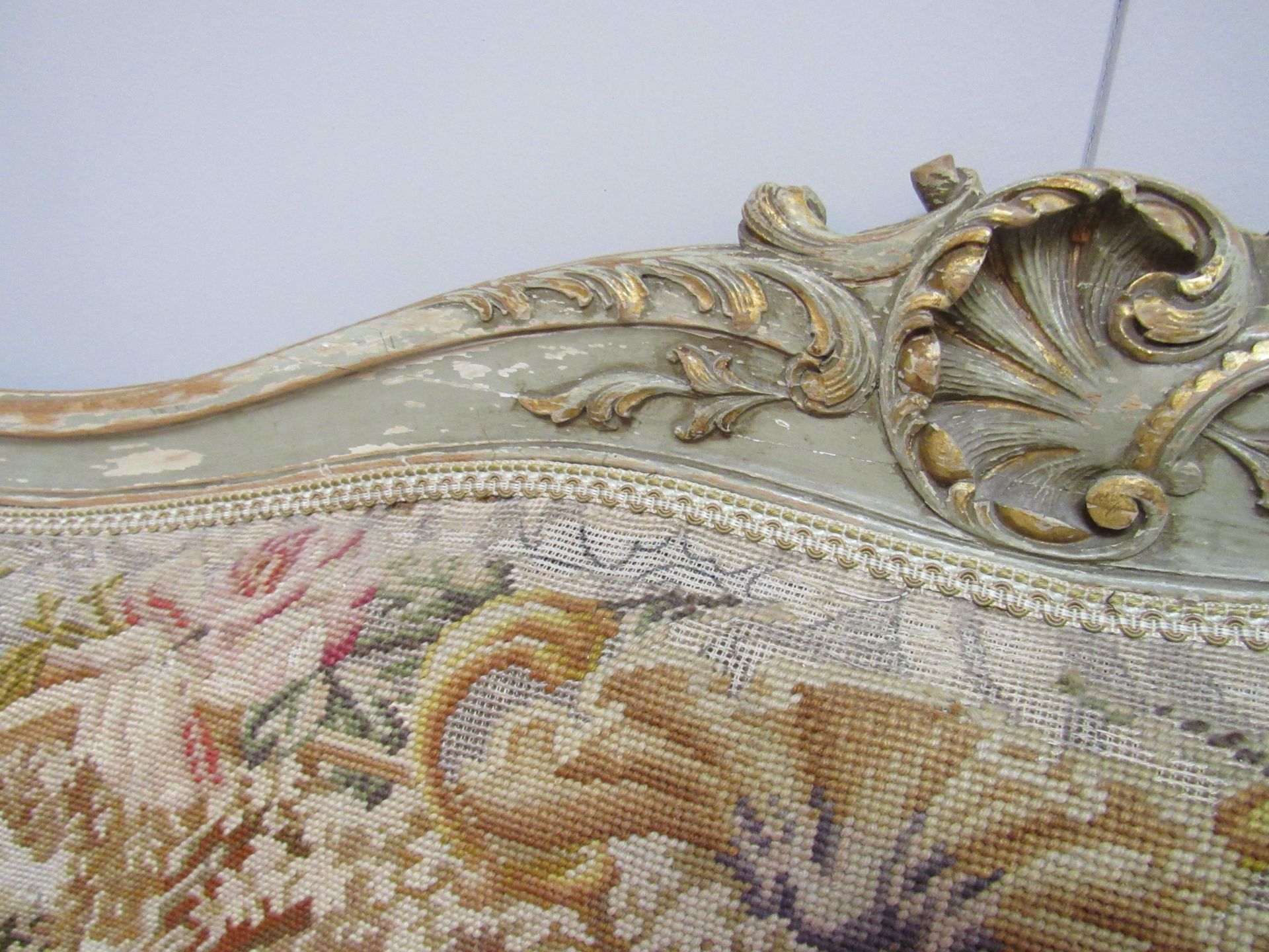 Ornate cream settee covered in a tapestry of courting couples - Bild 6 aus 6