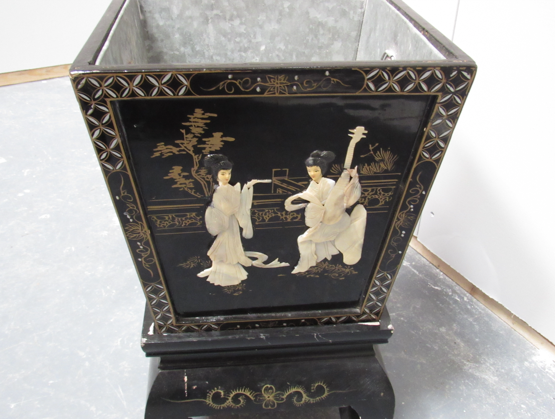 Lacquered Wine Stand Decorated With Japanese Ladies Playing Instruments - Image 3 of 5