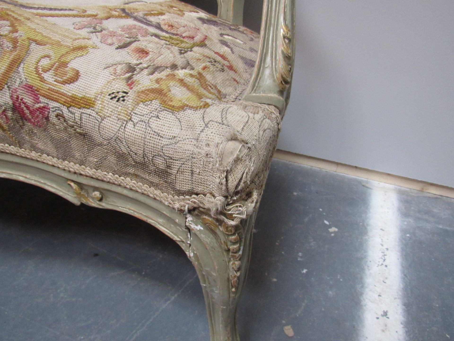 Ornate cream settee covered in a tapestry of courting couples - Bild 5 aus 6