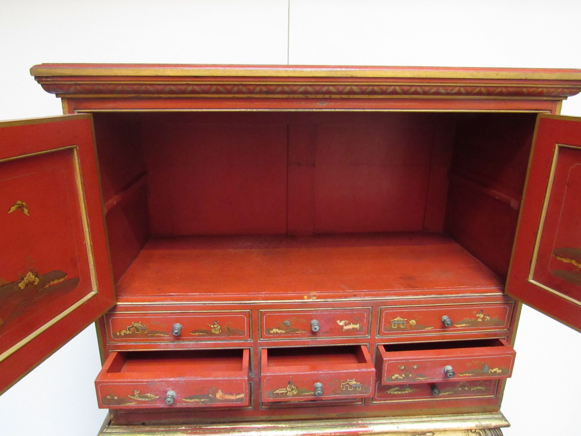 Red lacquered cabinet on a gilt stand raised on bold cabriole legs and bold carved club feet - Image 5 of 7